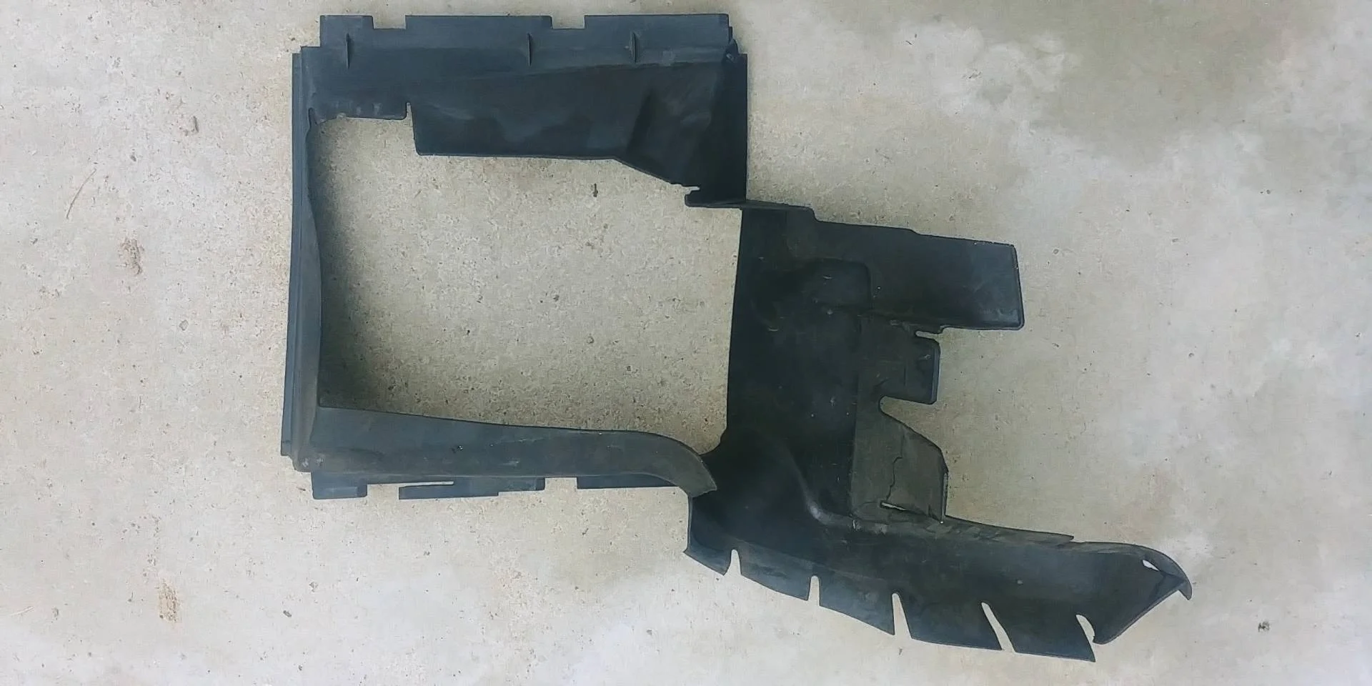 воздуховод интеркулера правого Audi Q7  2008