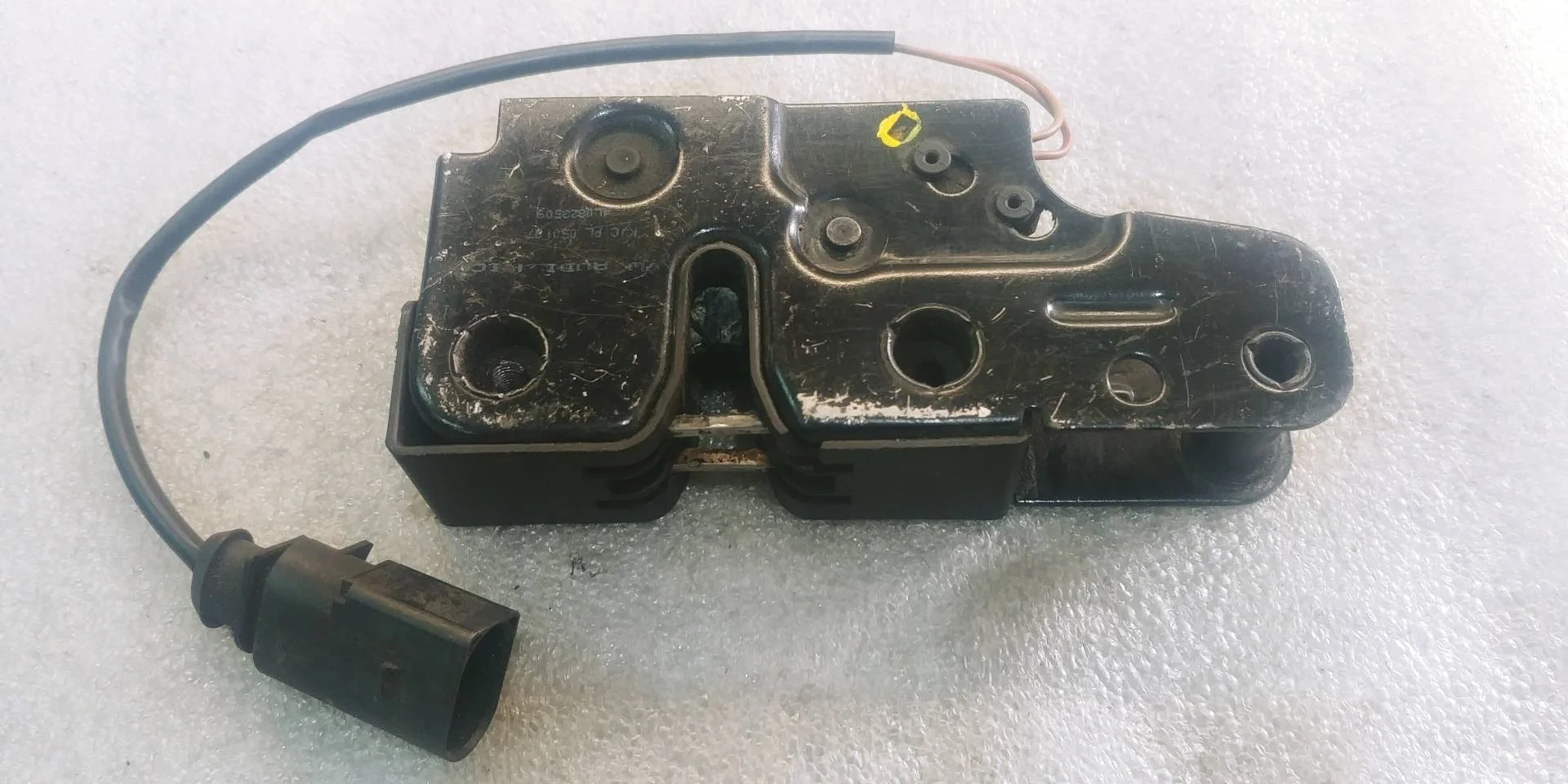 замок капота Audi Q7  2008