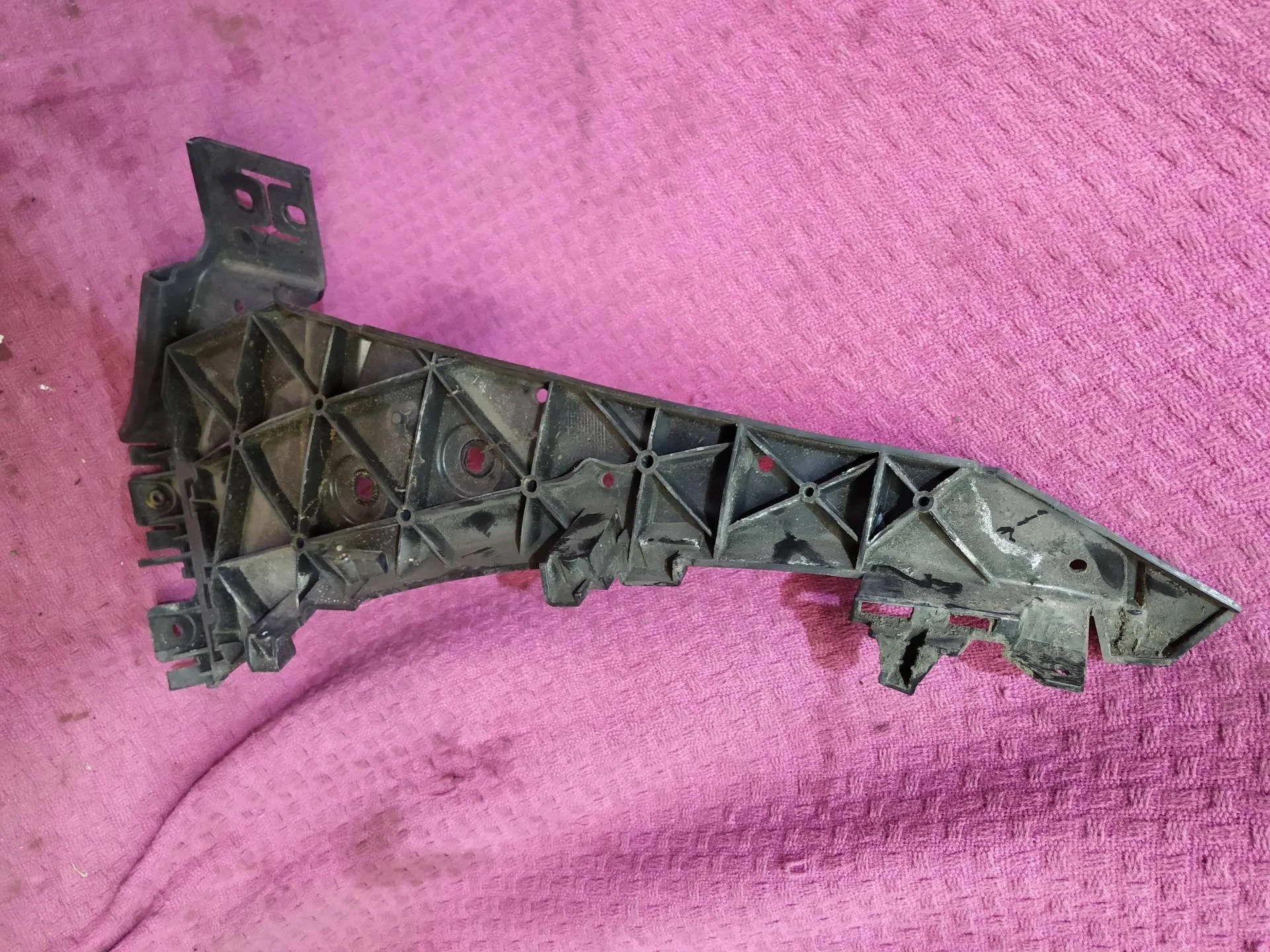 крепление переднего бампера левое Audi Q7  2013