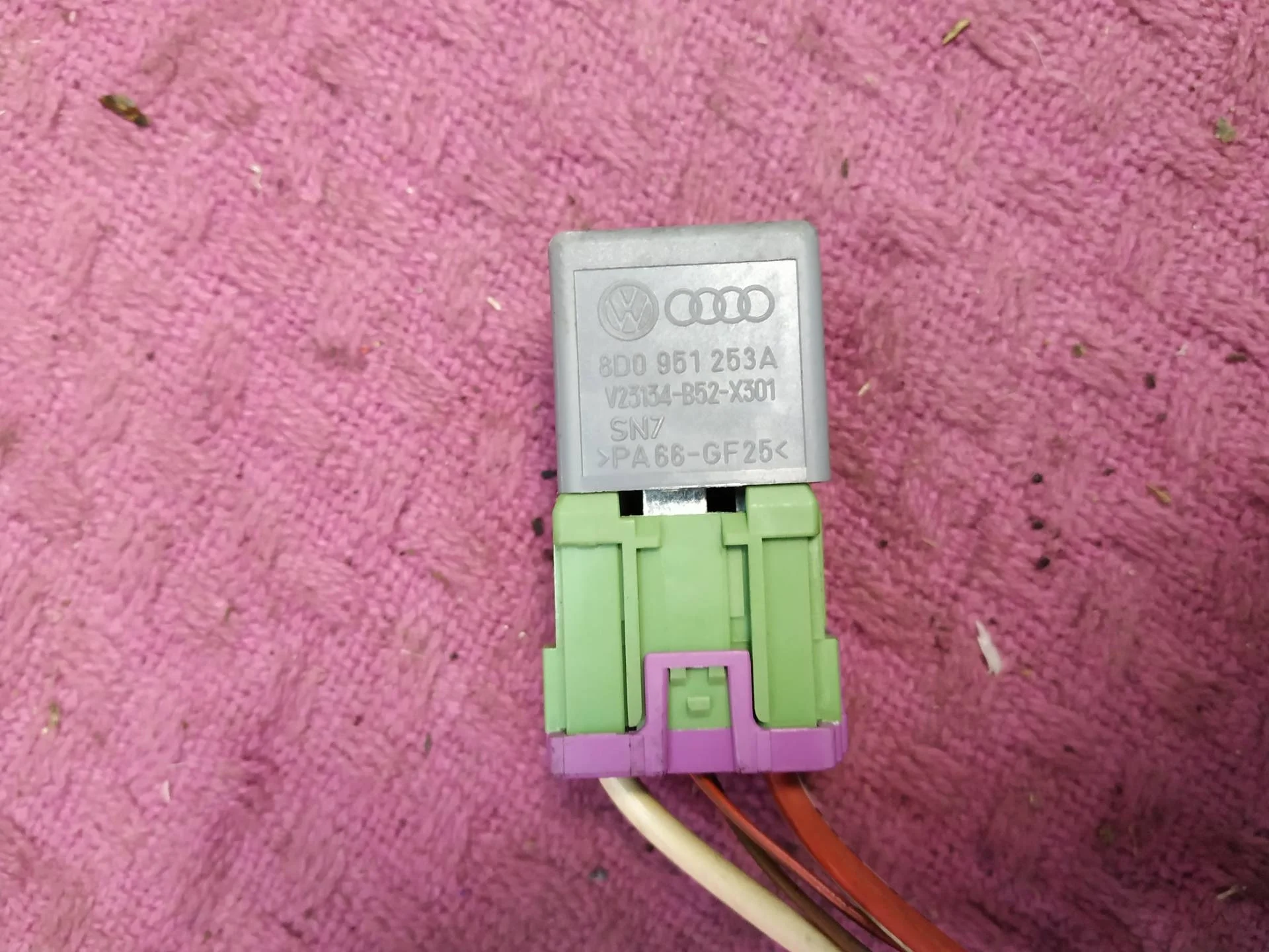 реле электровентилятора Audi Q7  2008