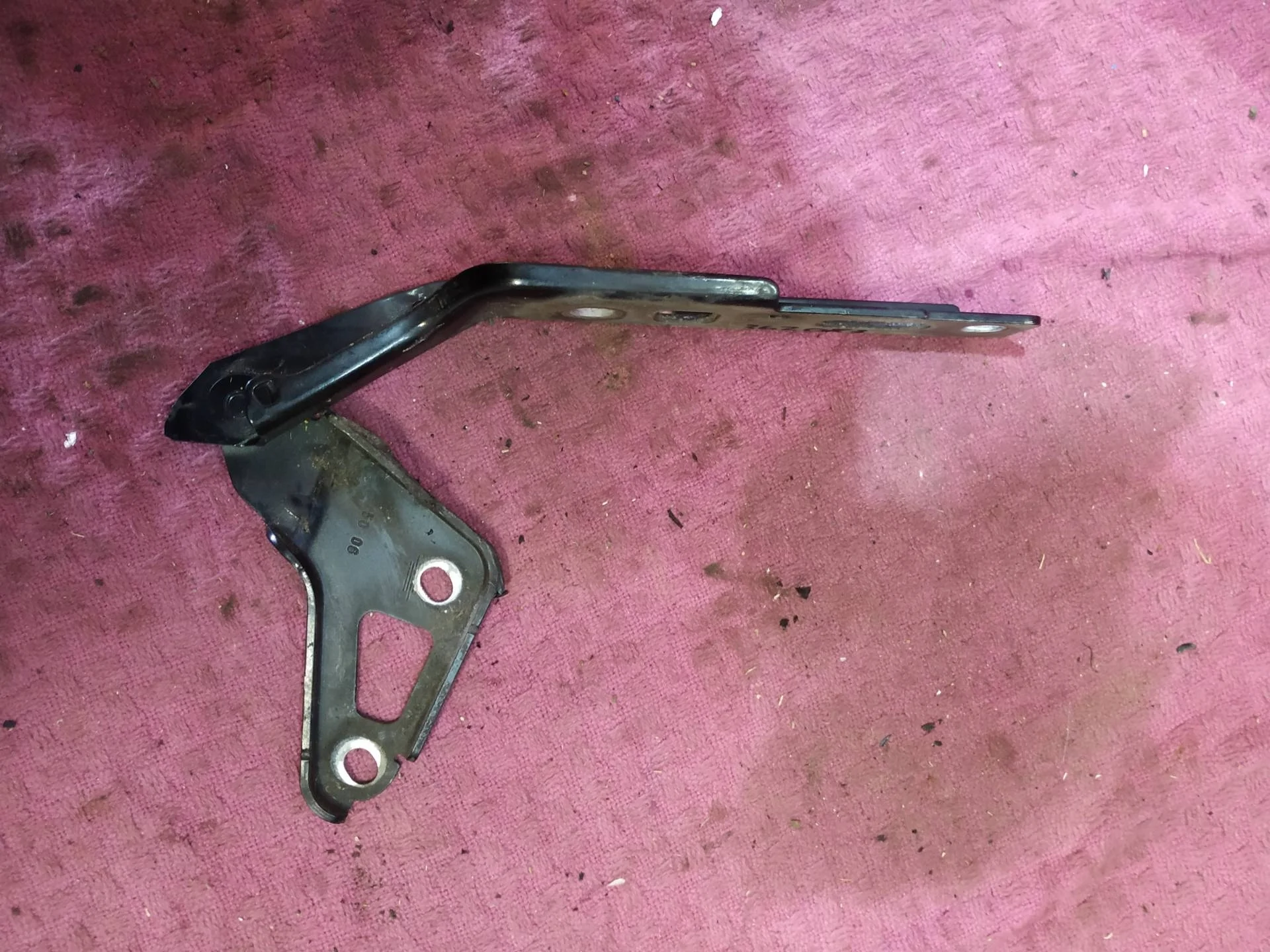 петля капота правая Audi Q7  2008