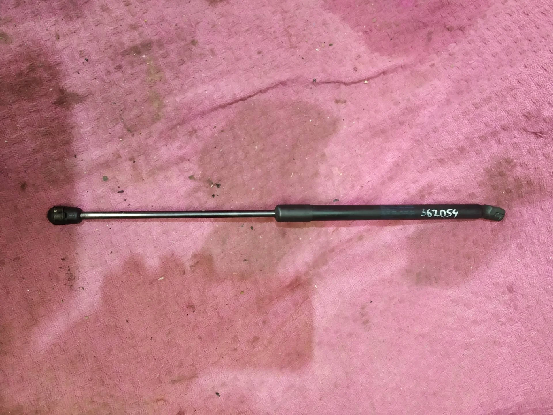 амортизатор капота Audi Q7  2013