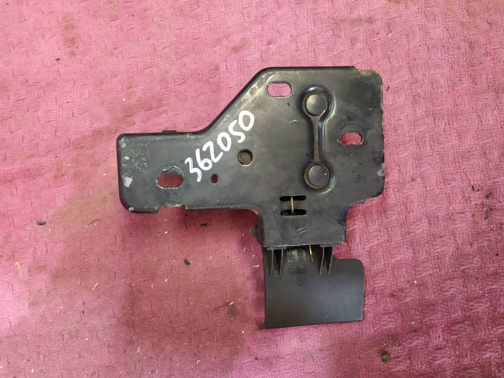 крюк капота Audi Q7  2008