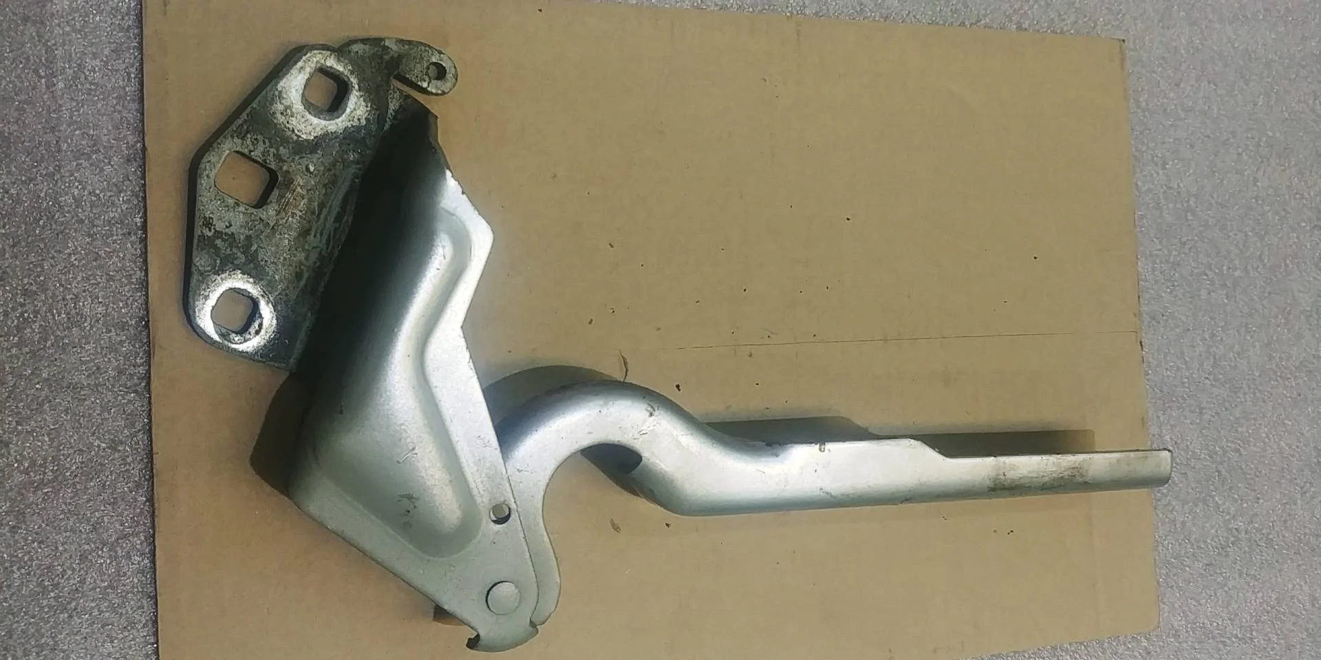 петля капота левая Volkswagen Passat CC  2008