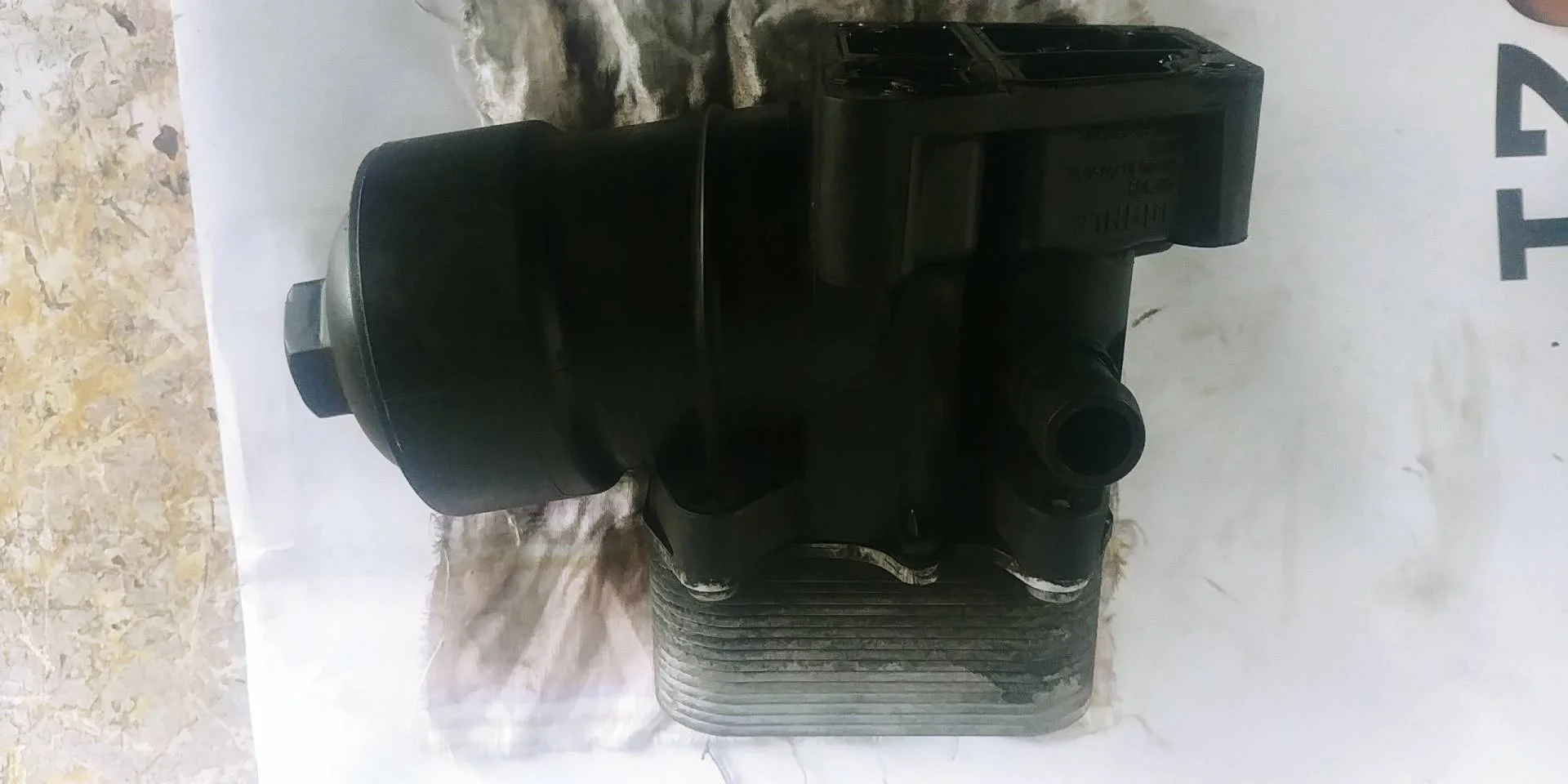 корпус масляного фильтра Volkswagen Passat B7  2013