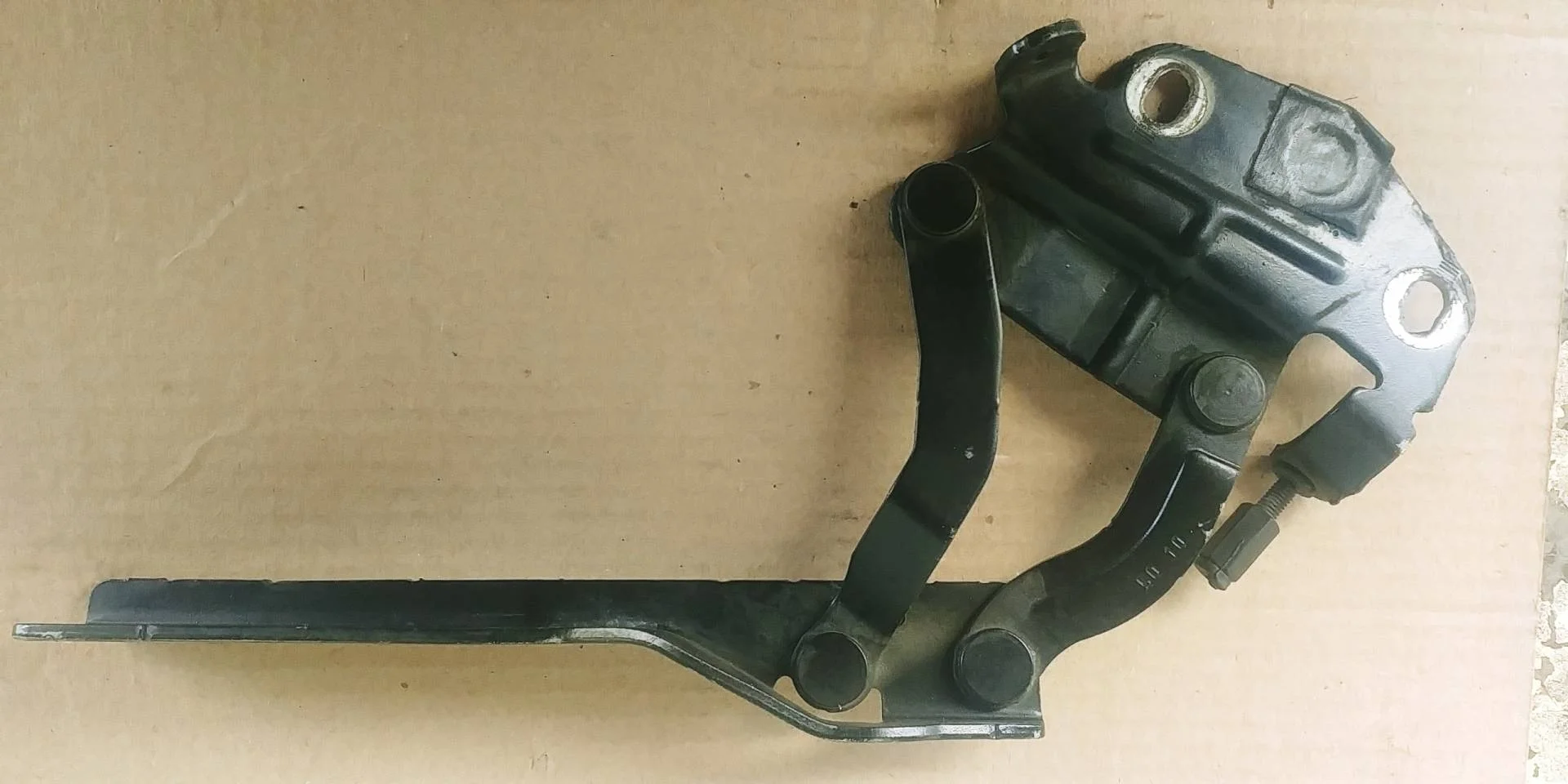 петля капота левая Volkswagen Passat B7  2013