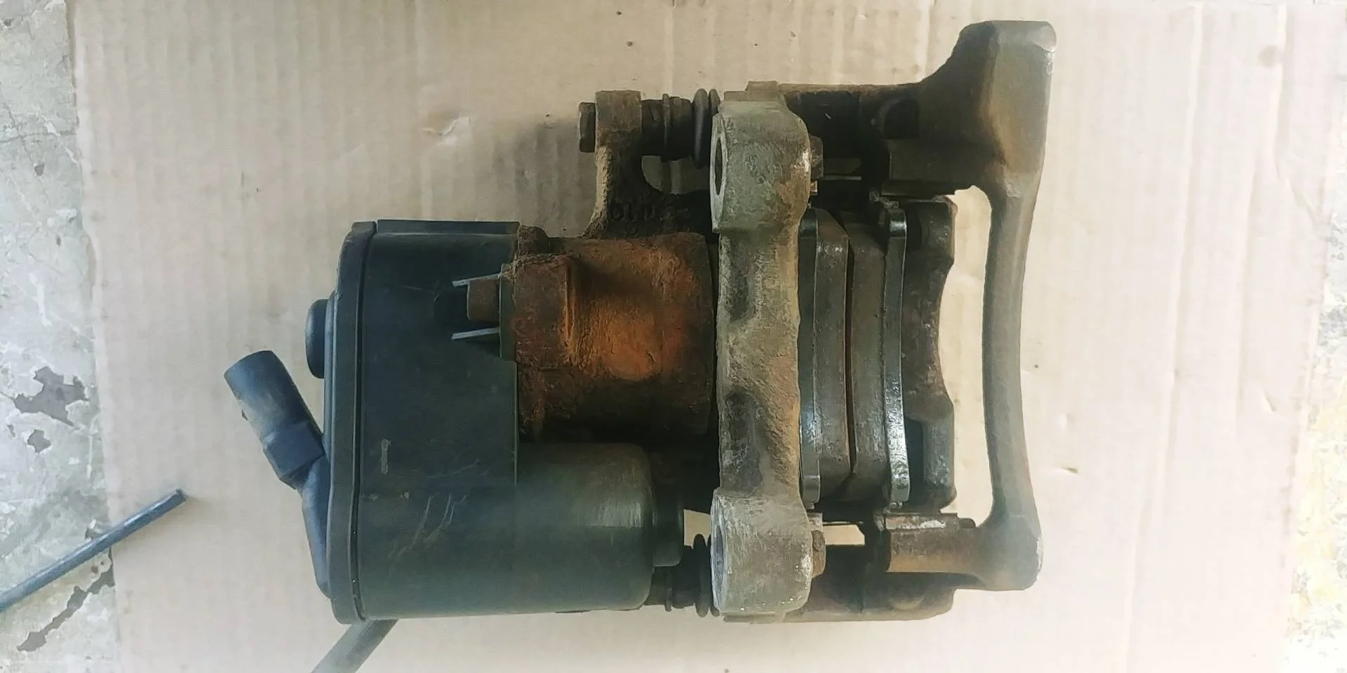 суппорт тормозной задний левый Volkswagen Passat B7  2013