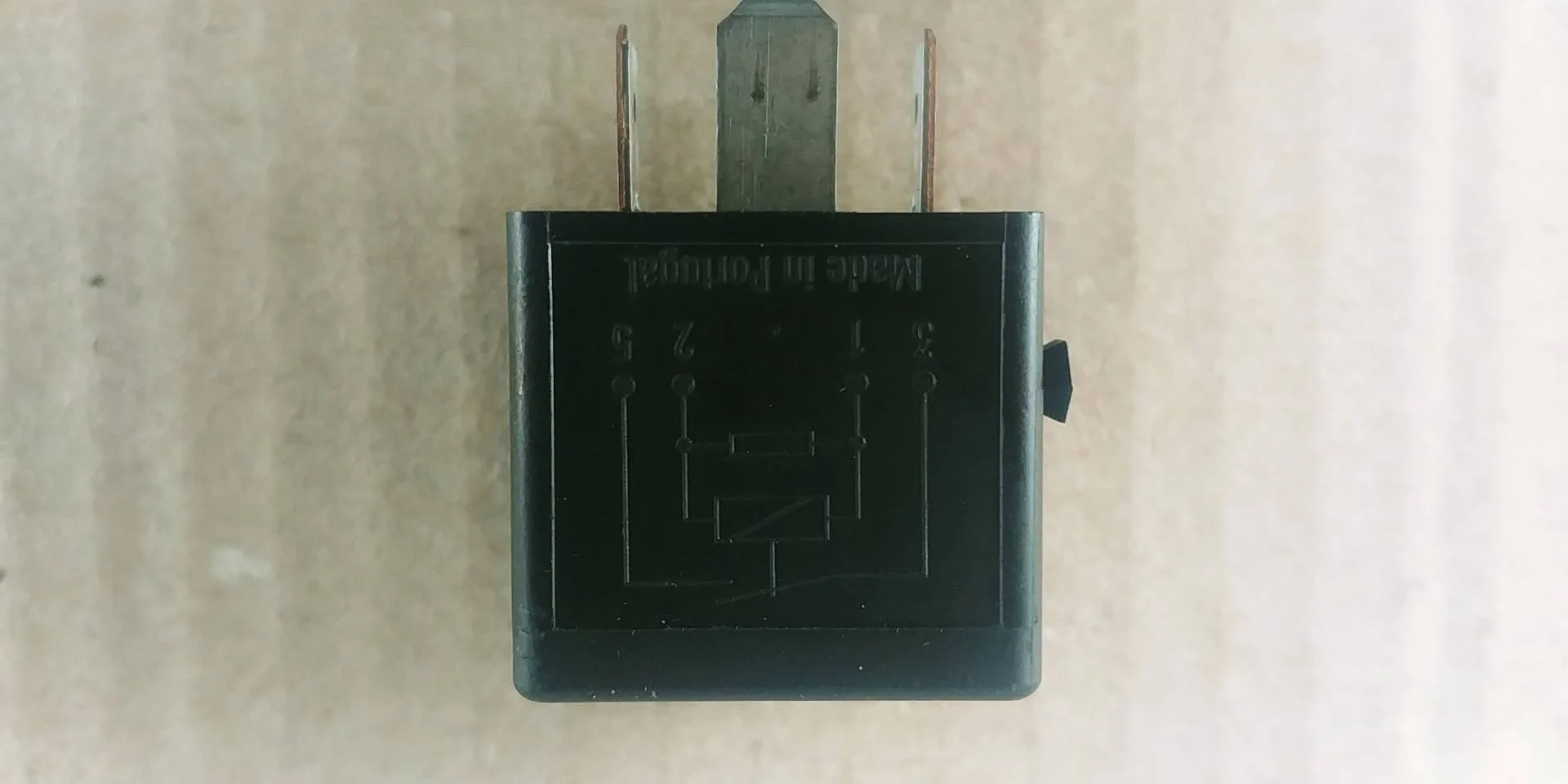 реле электровентилятора Volkswagen Passat B7  2013