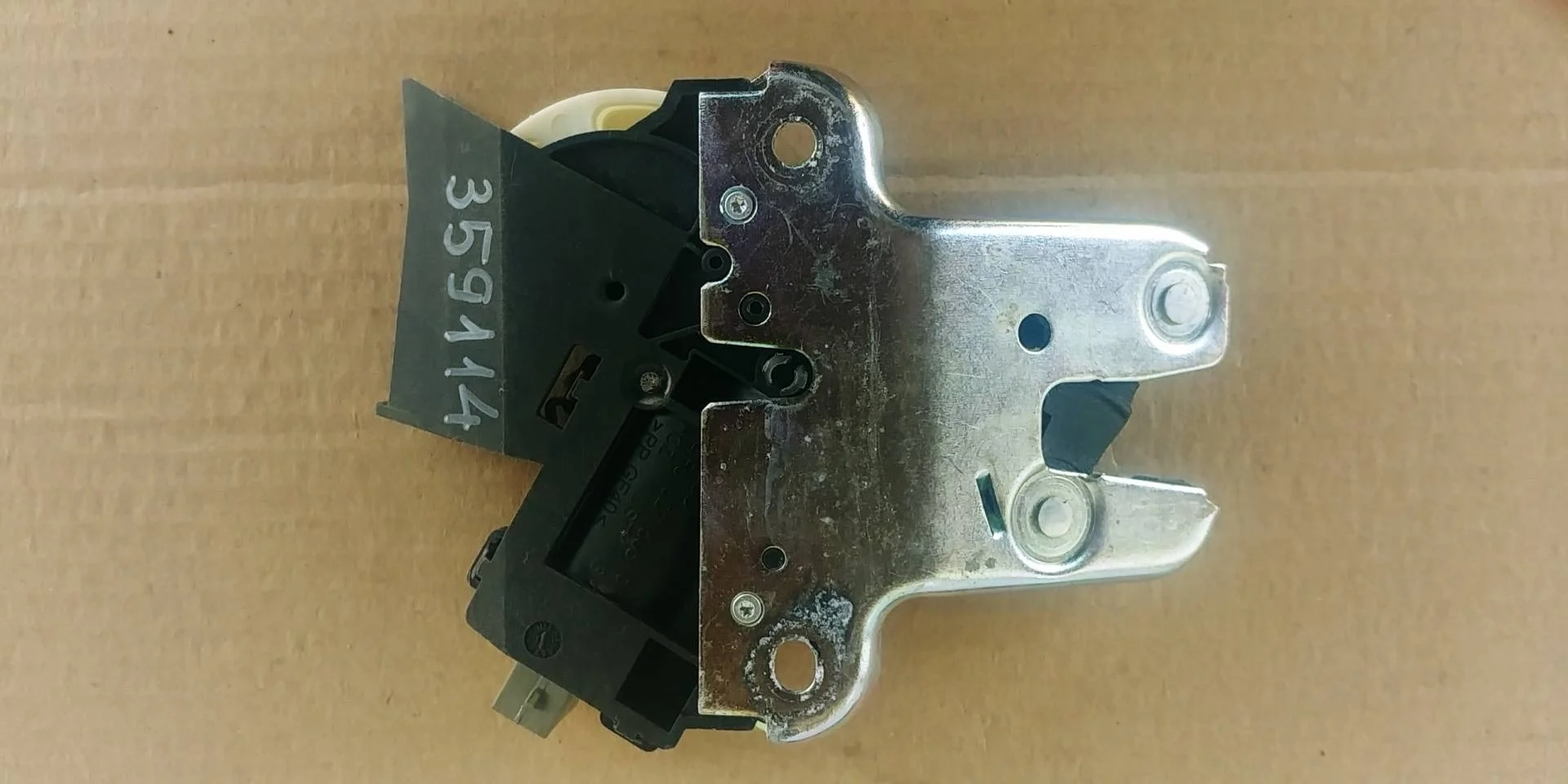 замок багажника Volkswagen Passat B7  2013