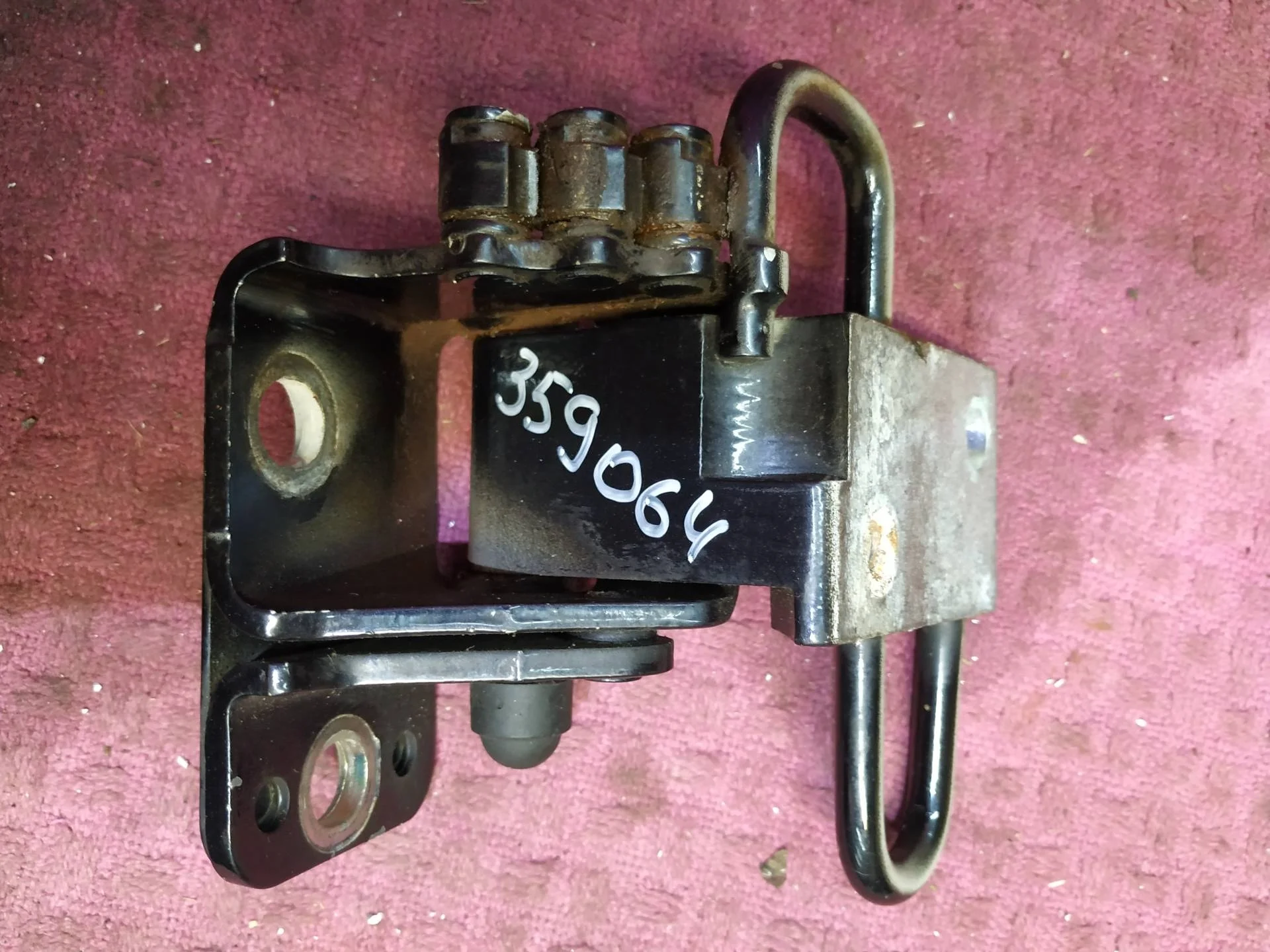 петля двери передней правой Volkswagen Passat B6  2013