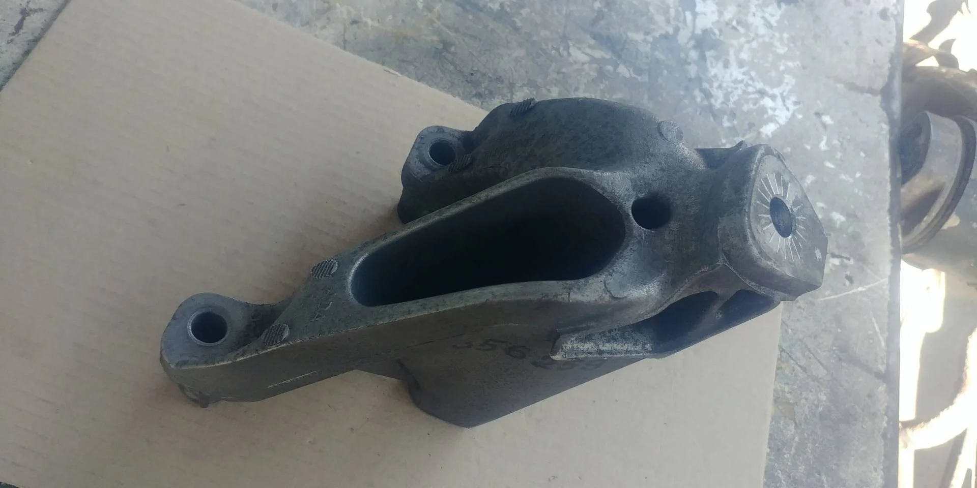 кронштейн двигателя левый Audi A5 8T  2009