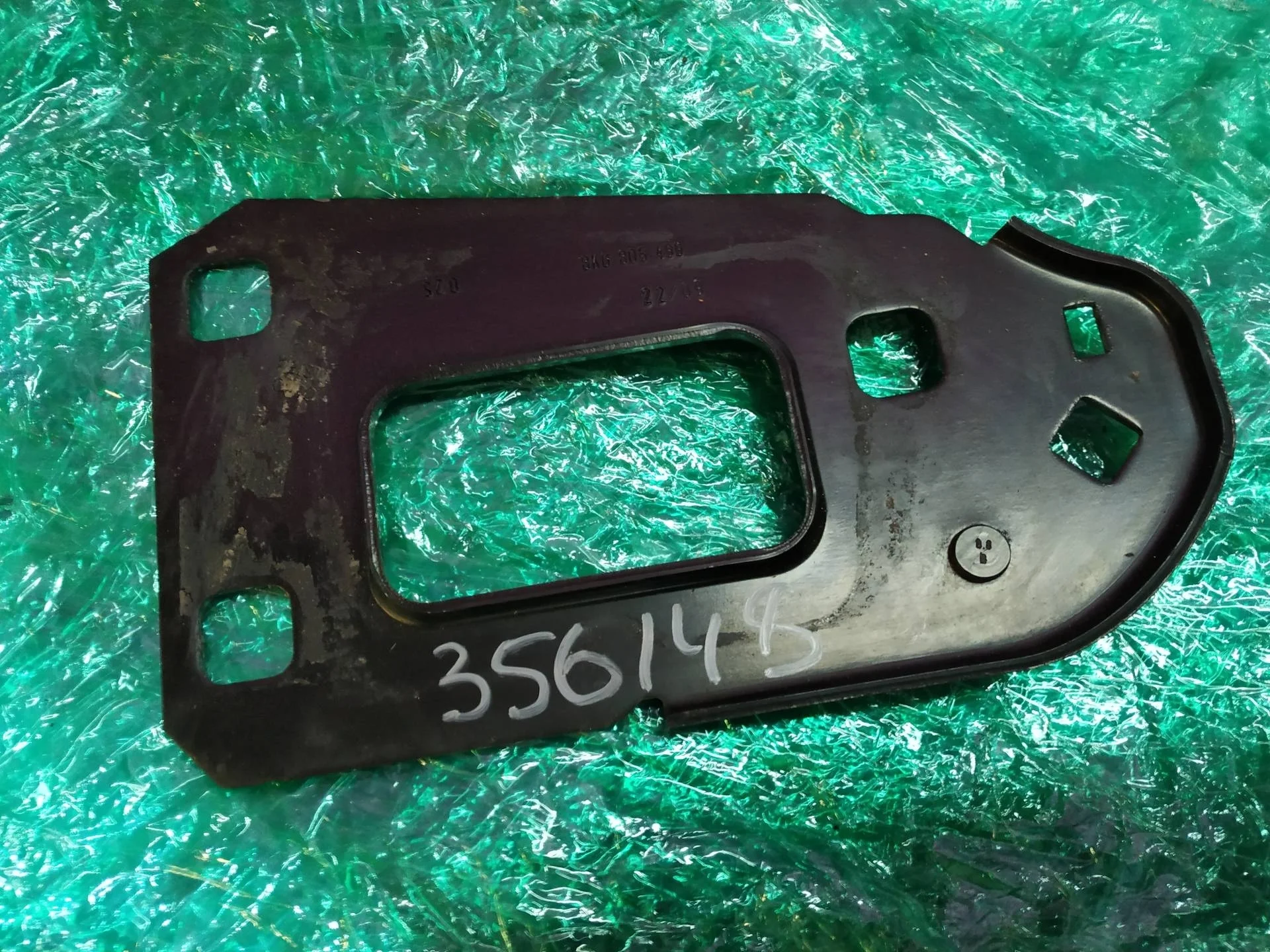 кронштейн (крепление) левый Audi A5 8T  2009