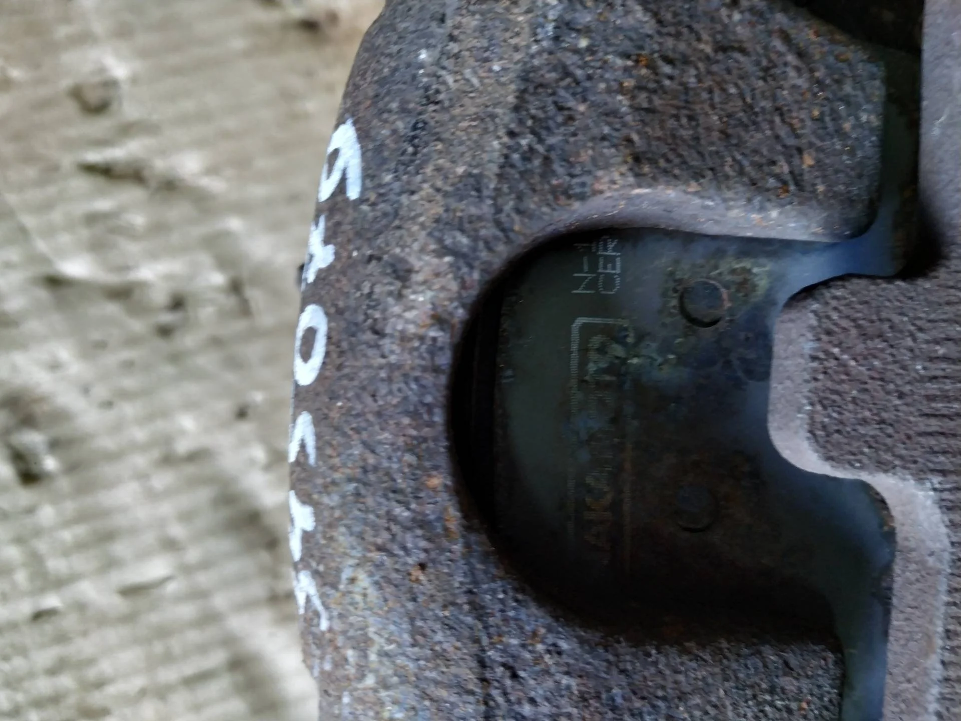 суппорт тормозной задний левый Audi Q5  2010