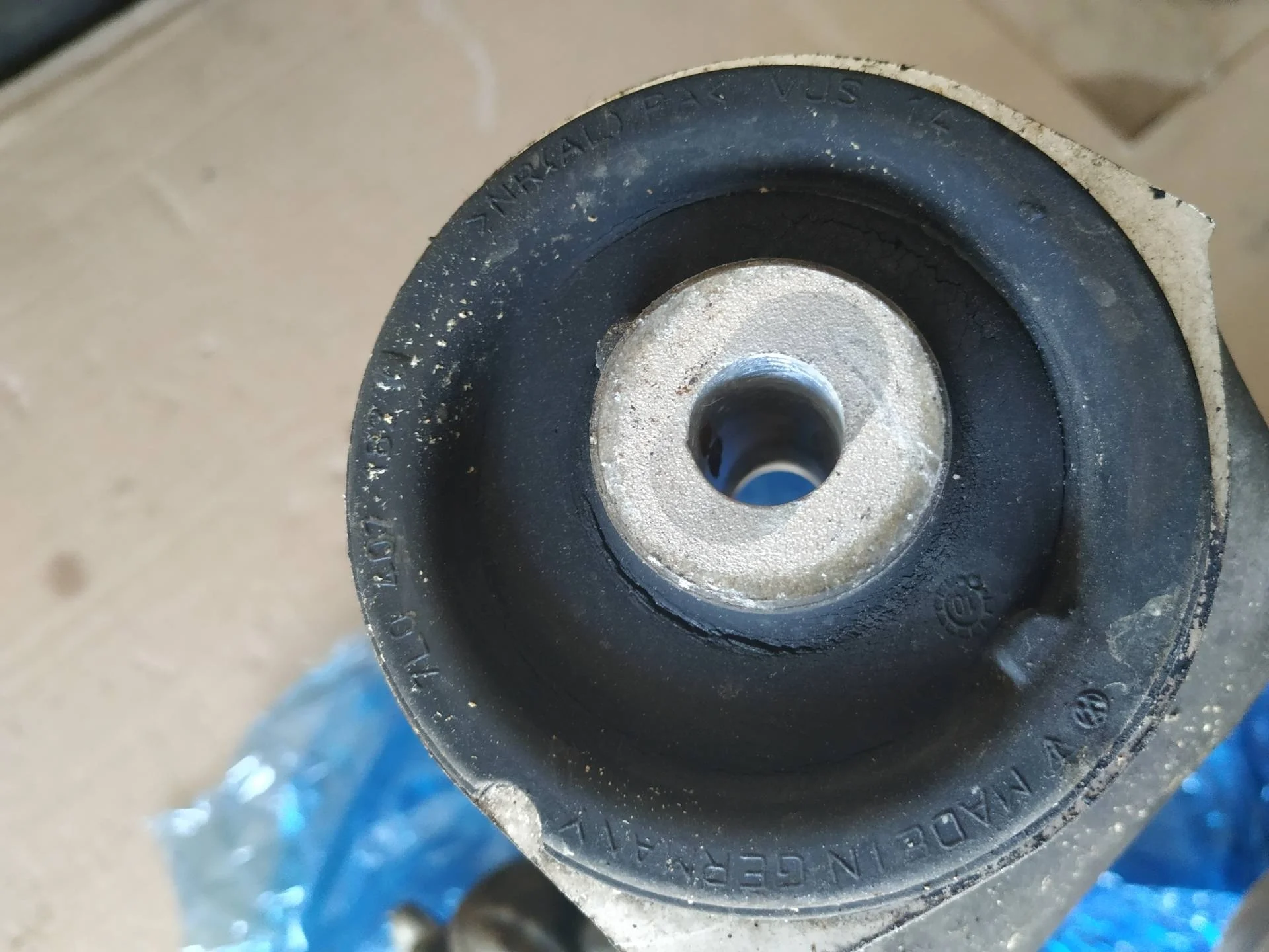 рычаг передний левый Audi Q7  2013