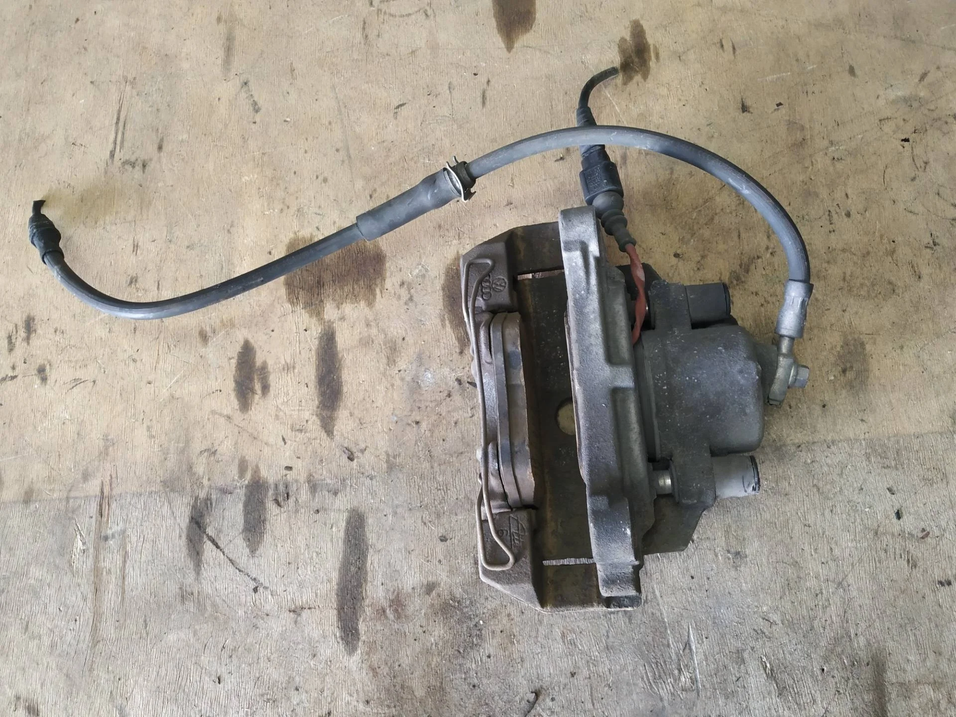 суппорт тормозной передний левый Volkswagen Passat CC  2008