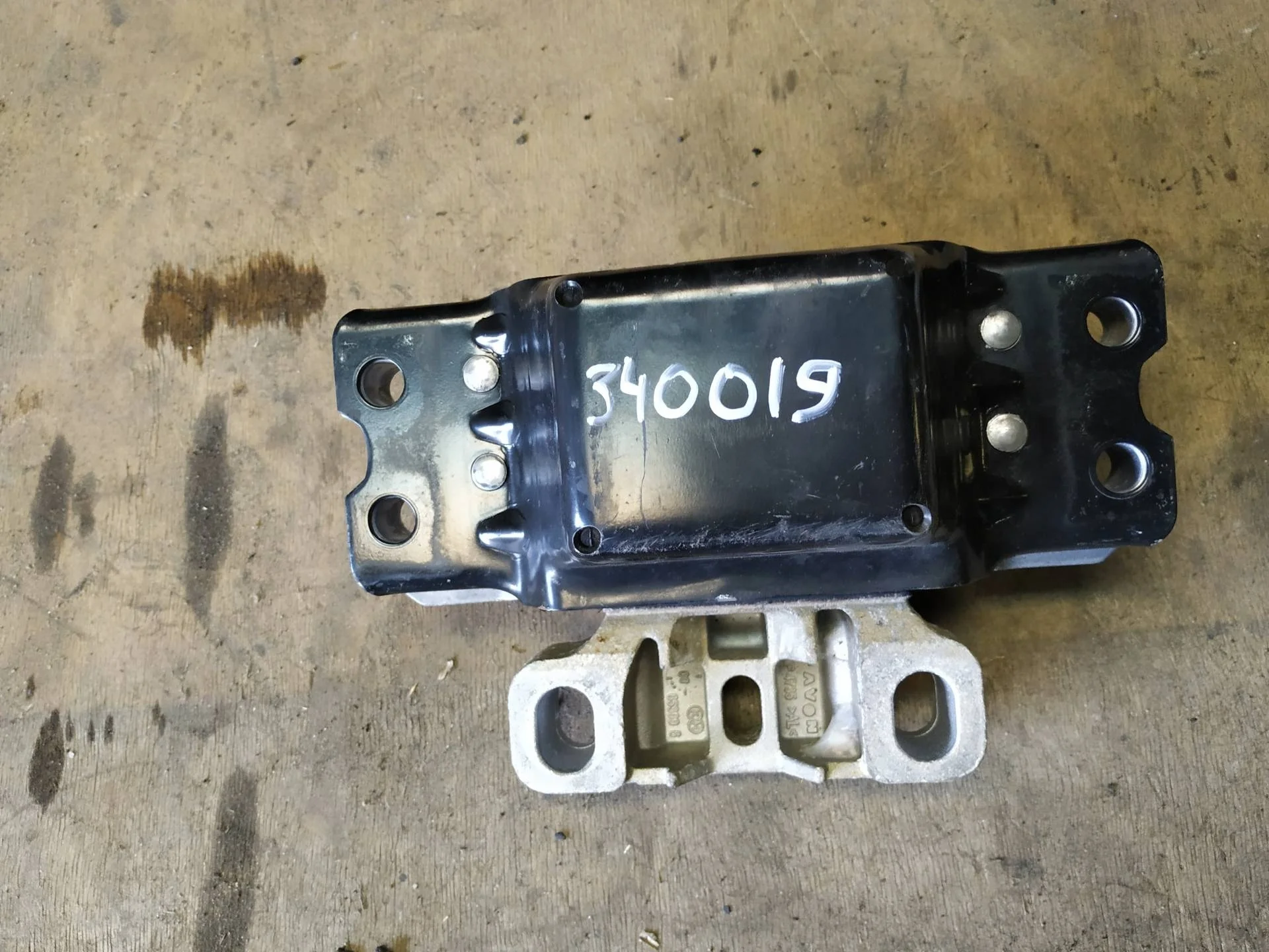 кронштейн двигателя левый Volkswagen Passat CC  2008