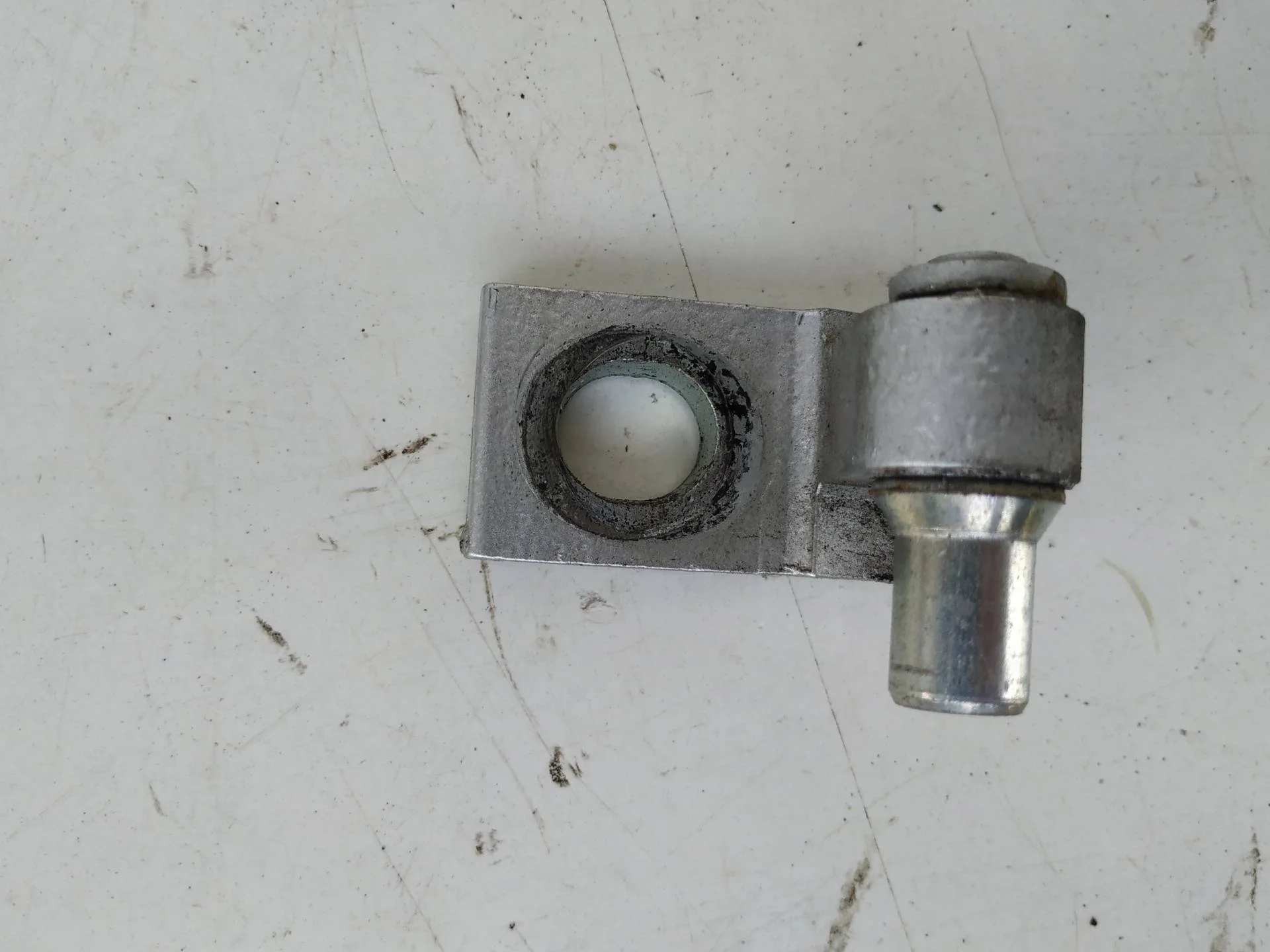 петля двери передней левой Volkswagen Passat CC  2008