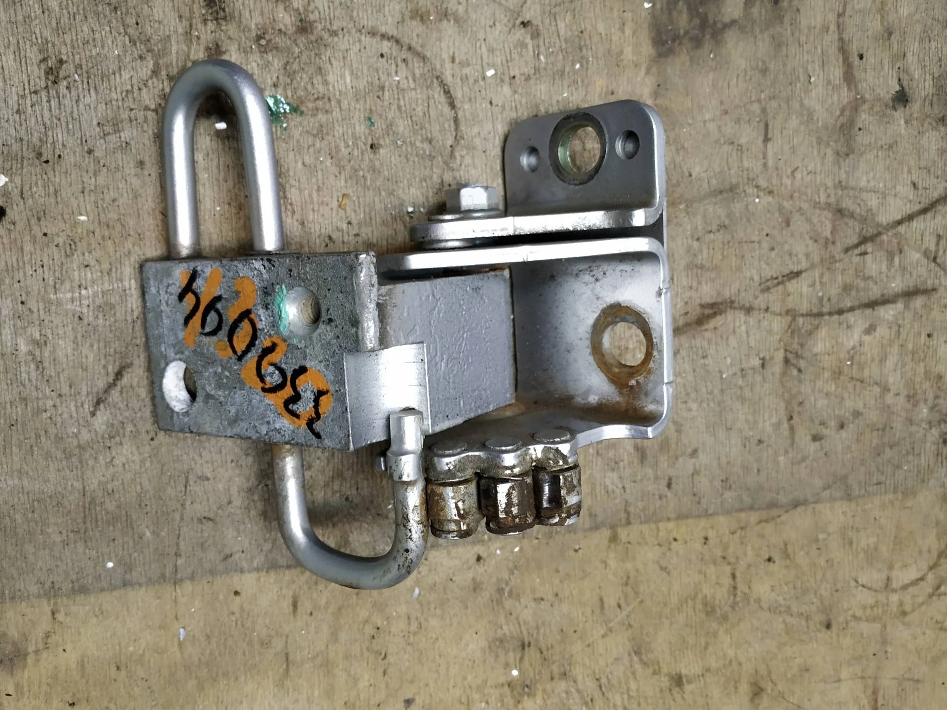 петля двери передней правой Volkswagen Passat CC  2008