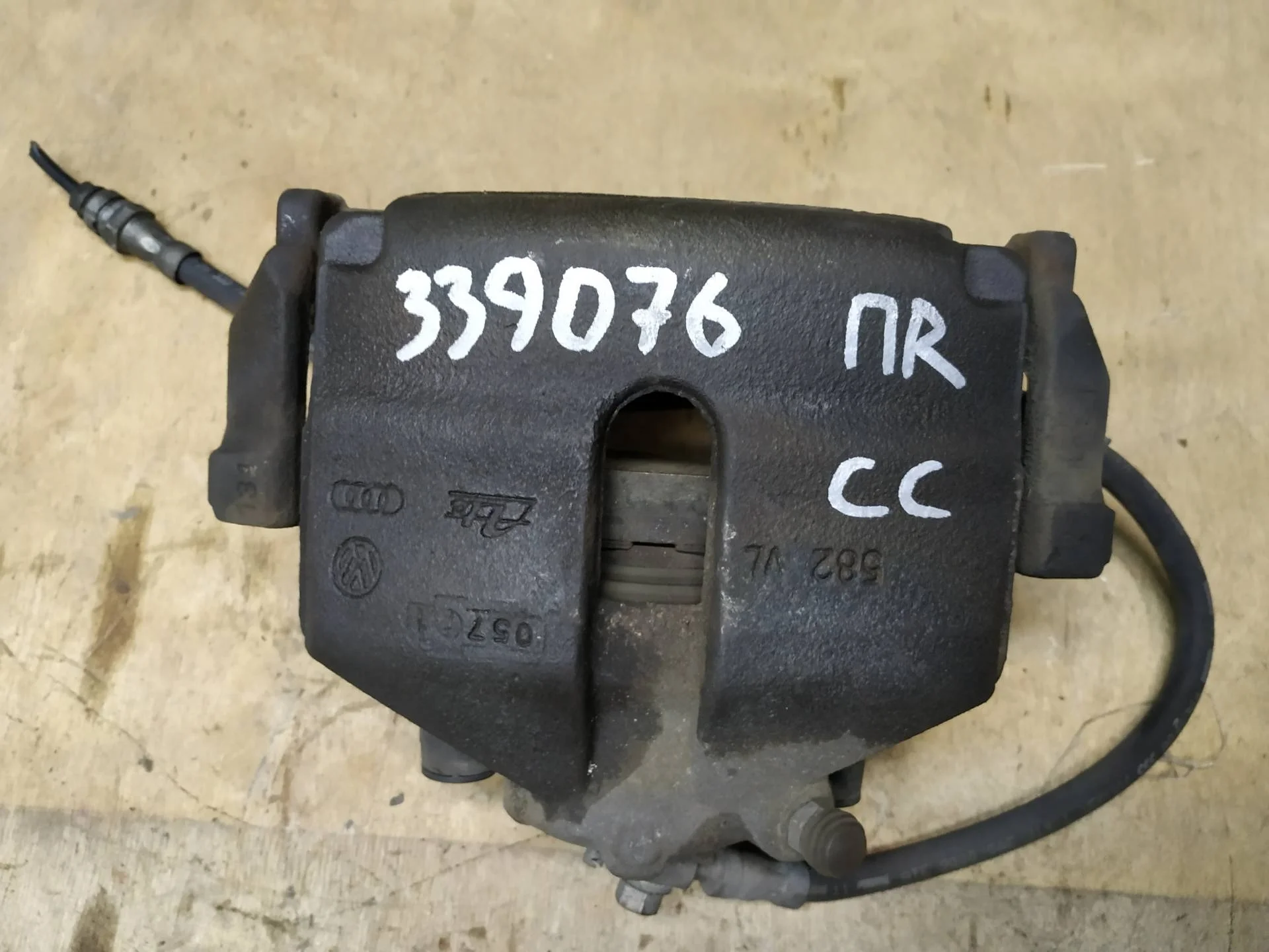 суппорт тормозной передний правый Volkswagen Passat CC  2008