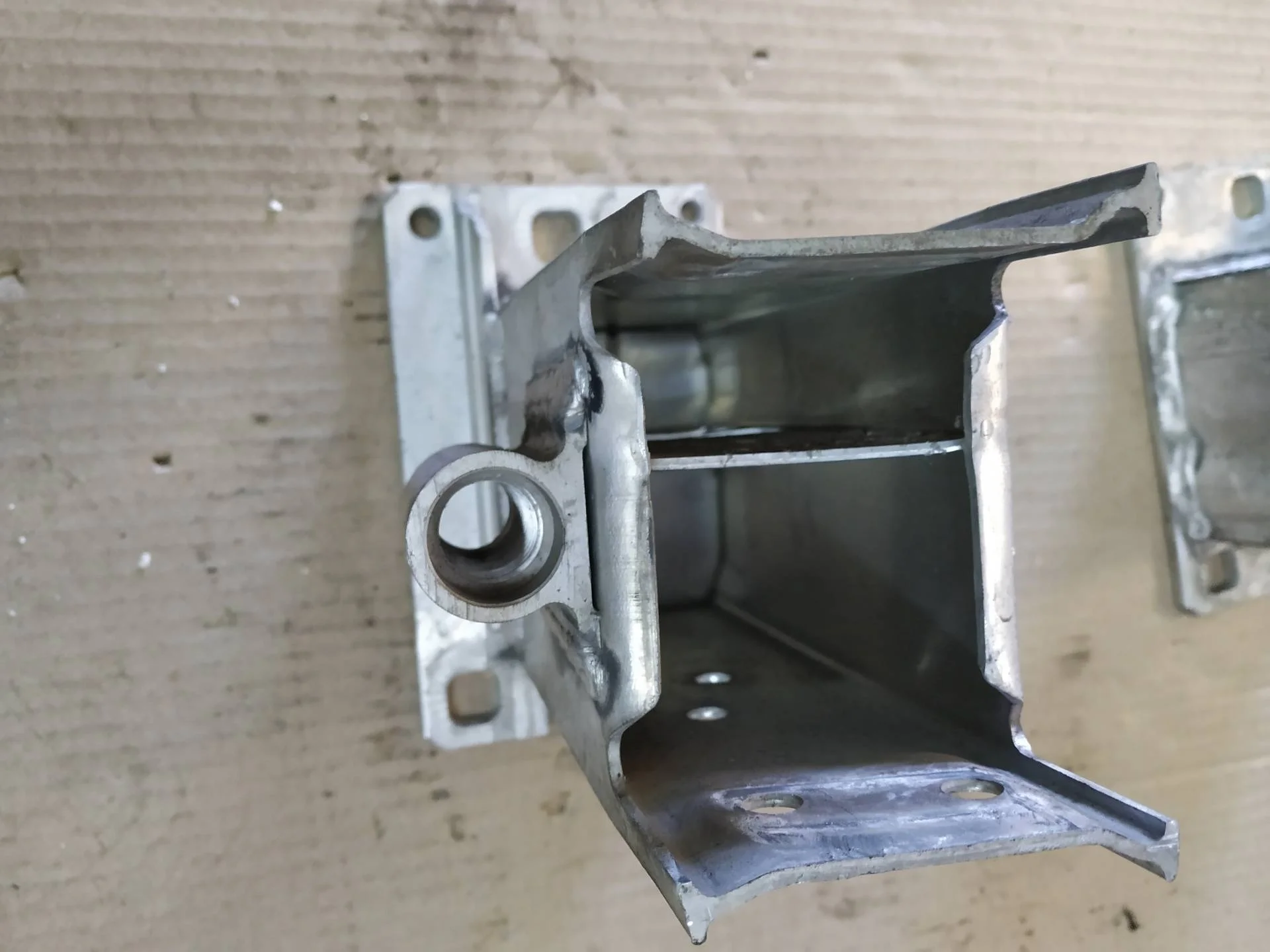 кронштейн усилителя переднего бампера Audi A4  2009