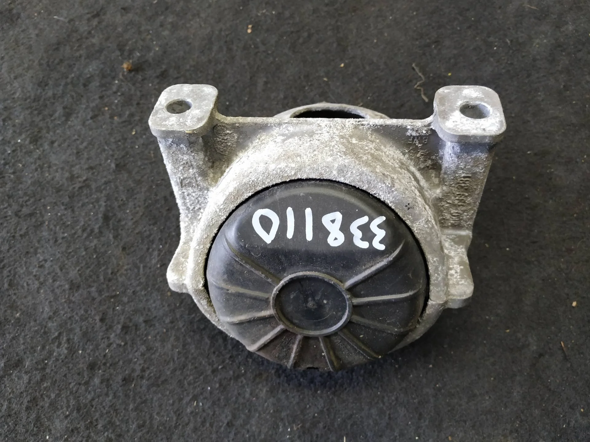 подушка крепления двигателя правая Audi A4  2009