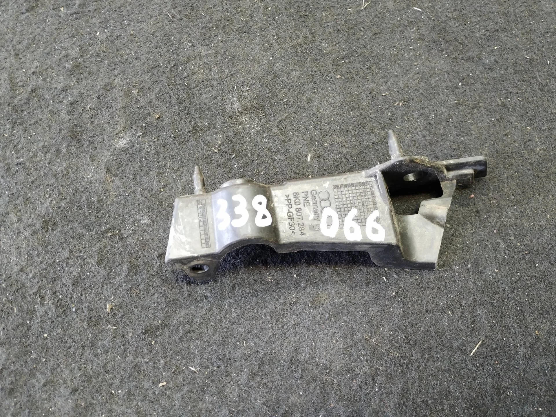 кронштейн крепления бампера переднего правый Audi A4  2009