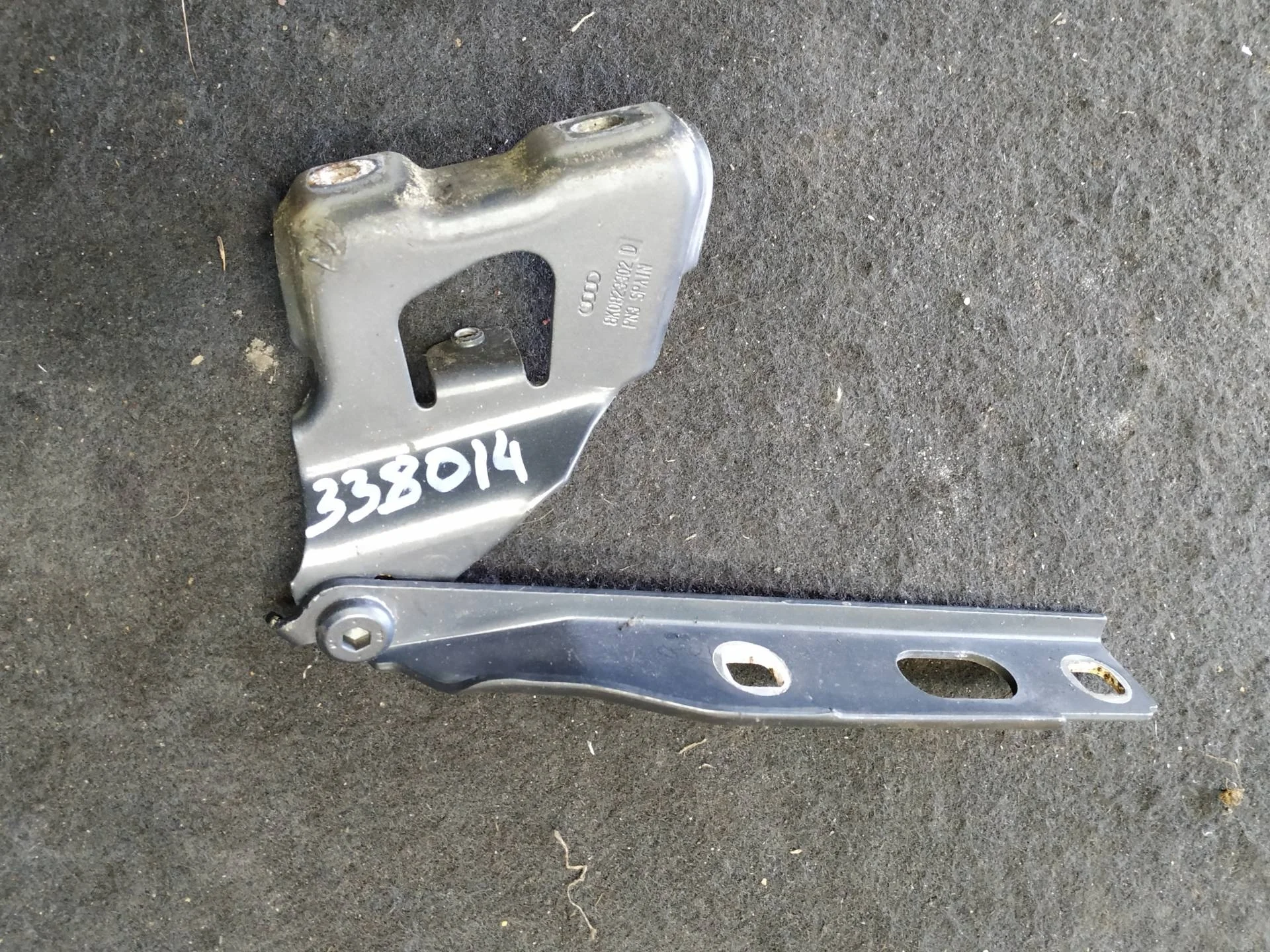 петля капота правая Audi A4  2009