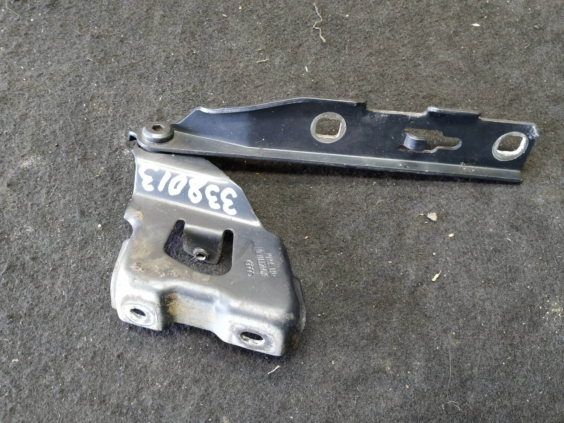 петля капота левая Audi A4  2009