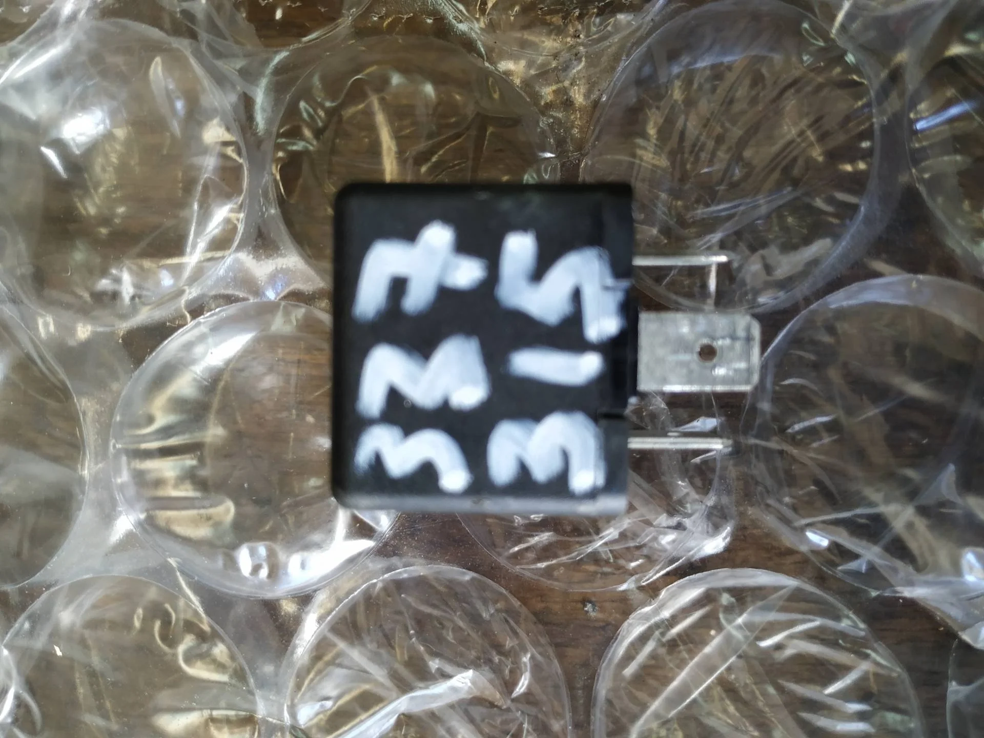 реле электровентилятора Audi A4  2009