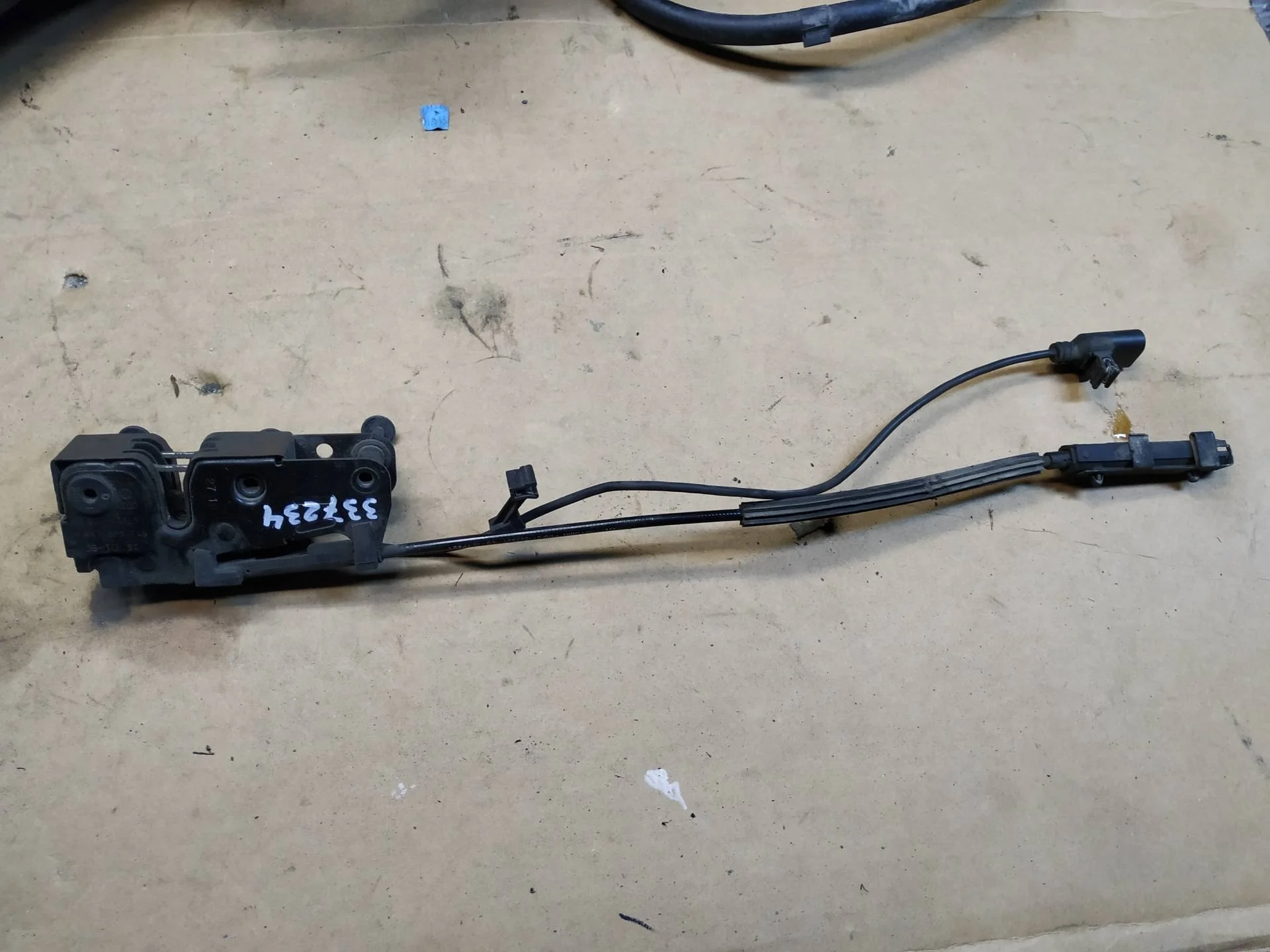 замок капота Audi A4  2009