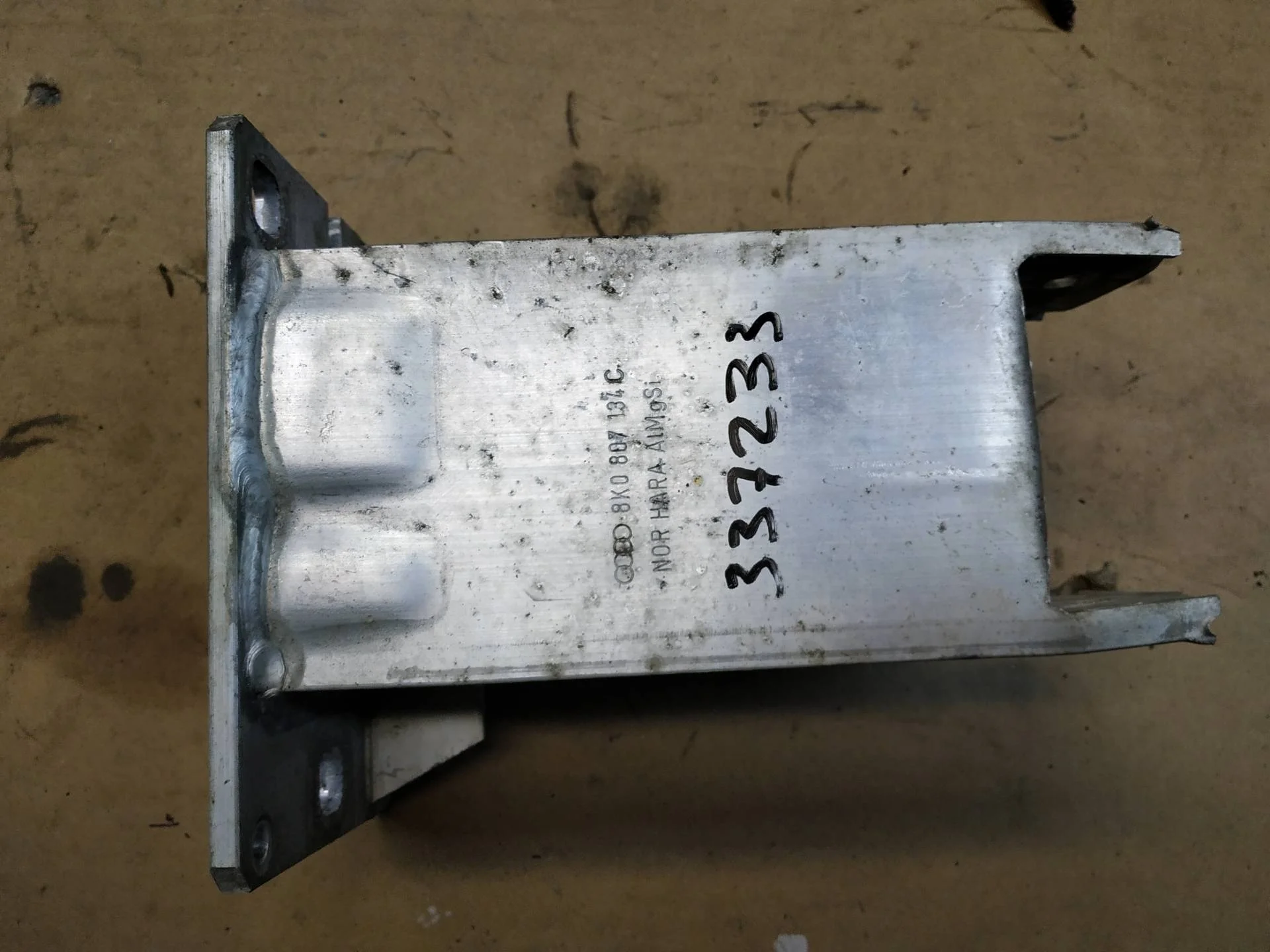 кронштейн усилителя переднего бампера Audi A4  2009