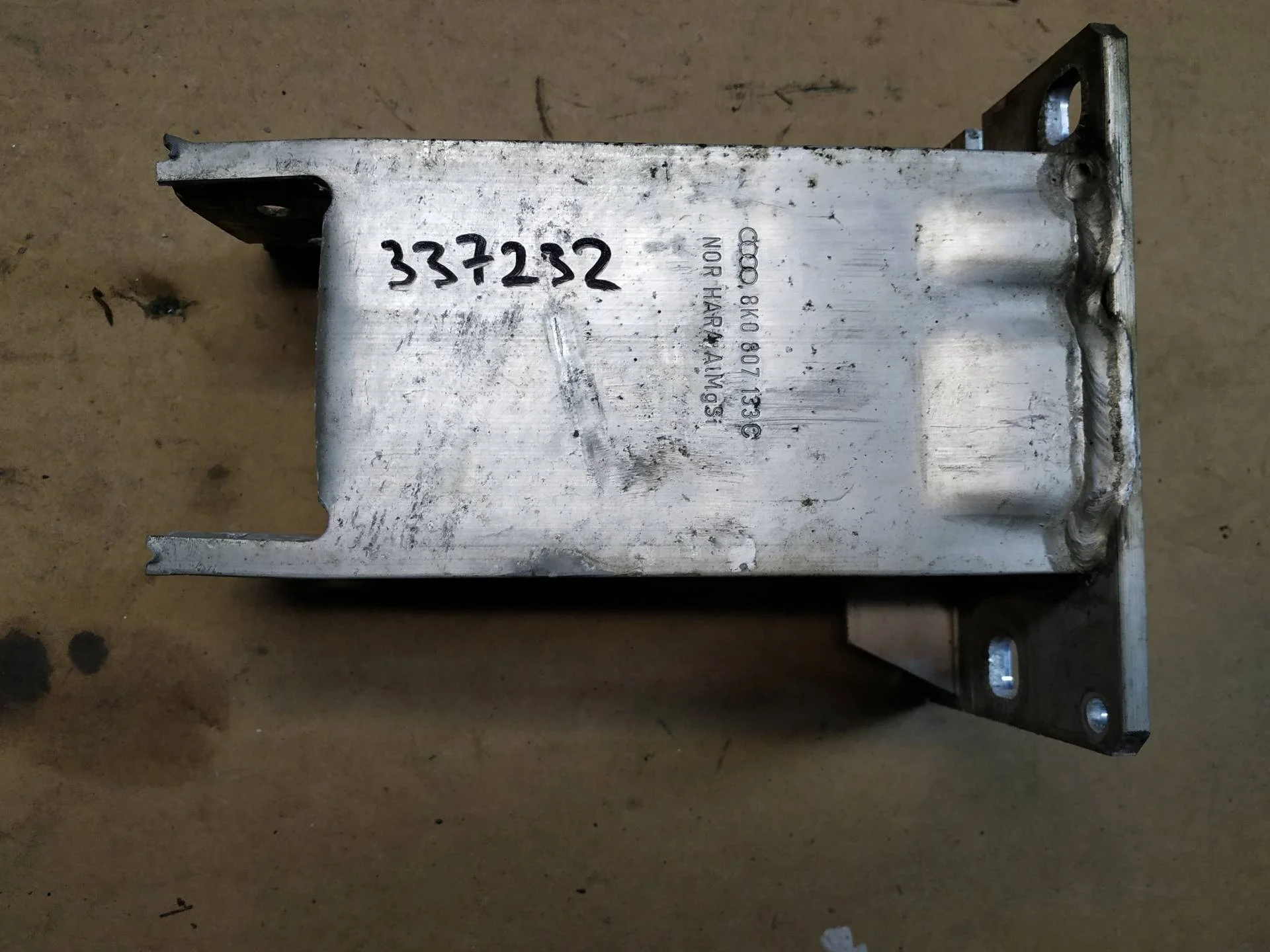 кронштейн усилителя переднего бампера Audi A4  2009