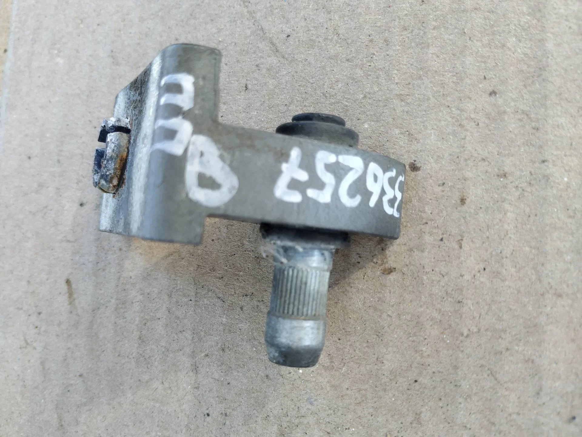 петля двери передней правой Audi A4  2009