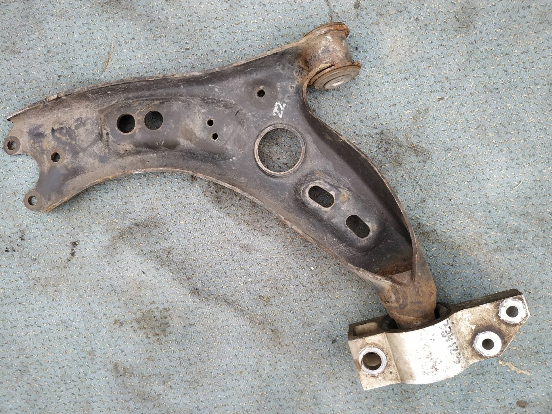 рычаг передний правый Volkswagen Caddy 3  2010