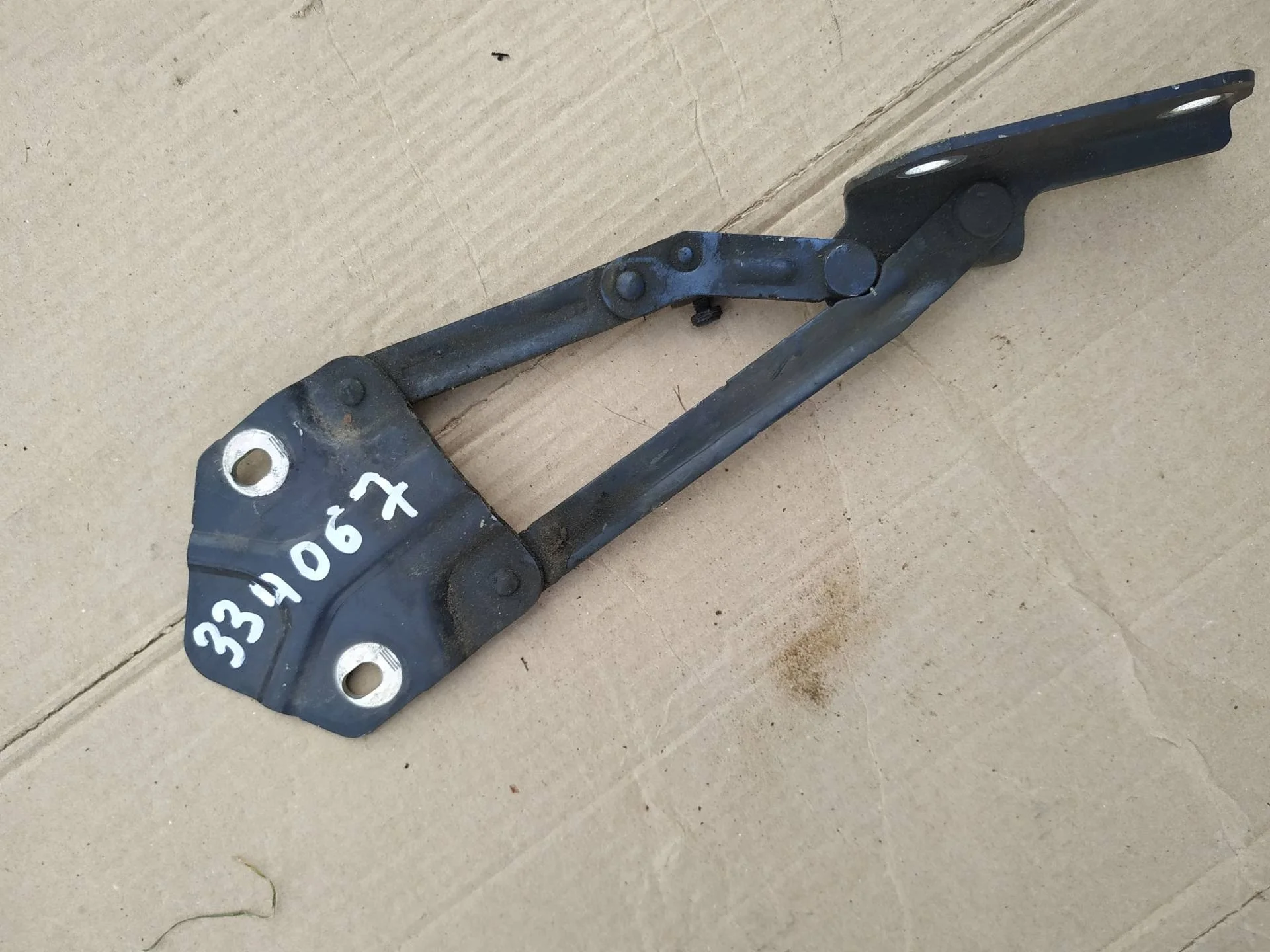 петля капота левая Volkswagen Caddy 3  2010