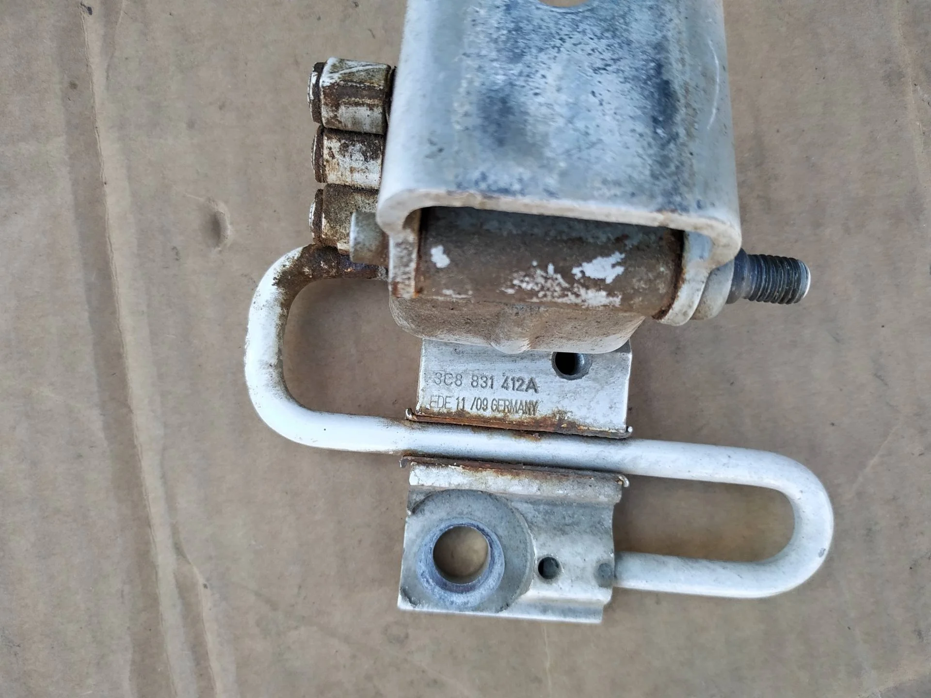 петля двери передней правой Volkswagen Passat CC  2008