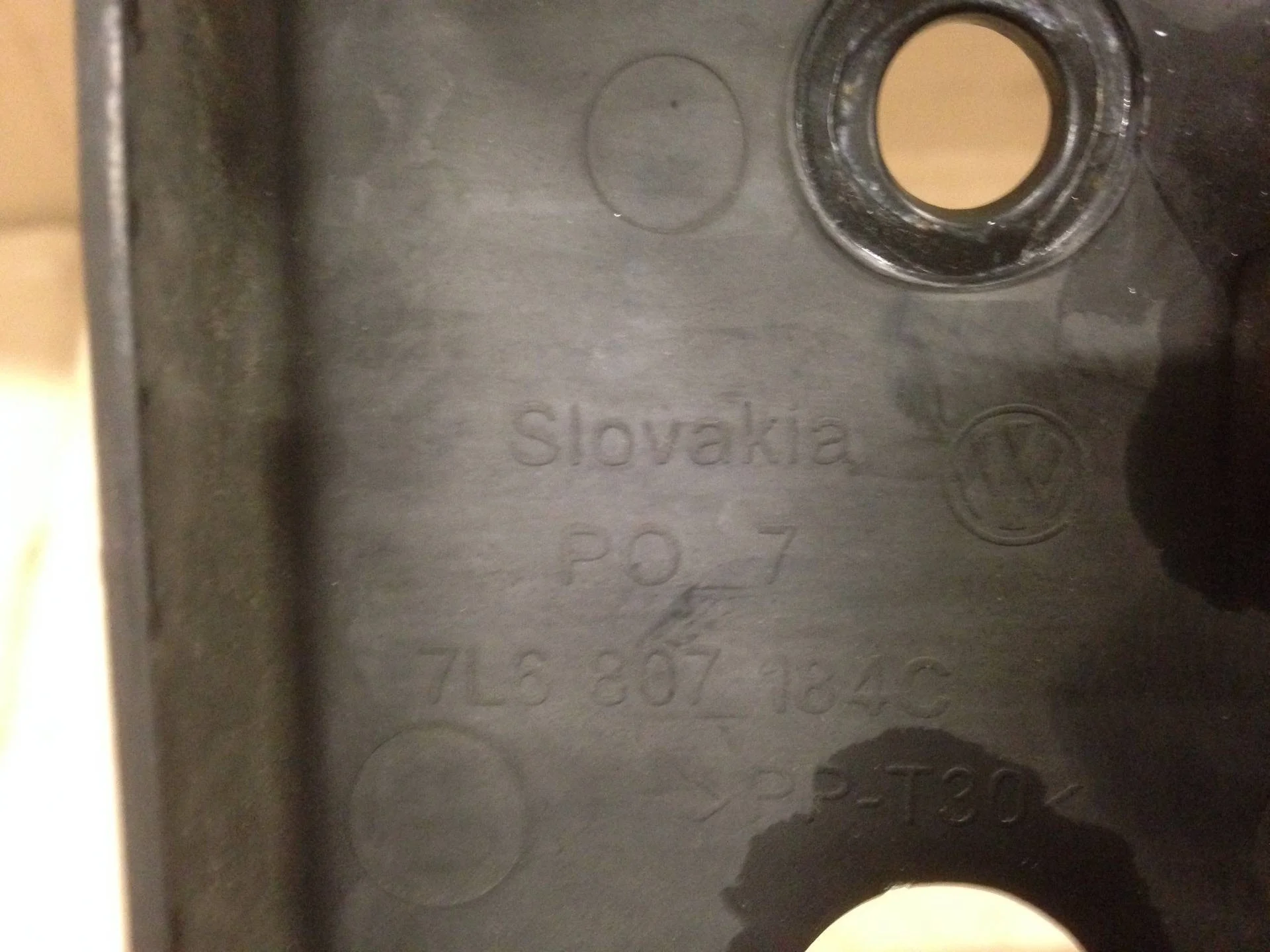 крепление переднего бампера правое Volkswagen Touareg  2006