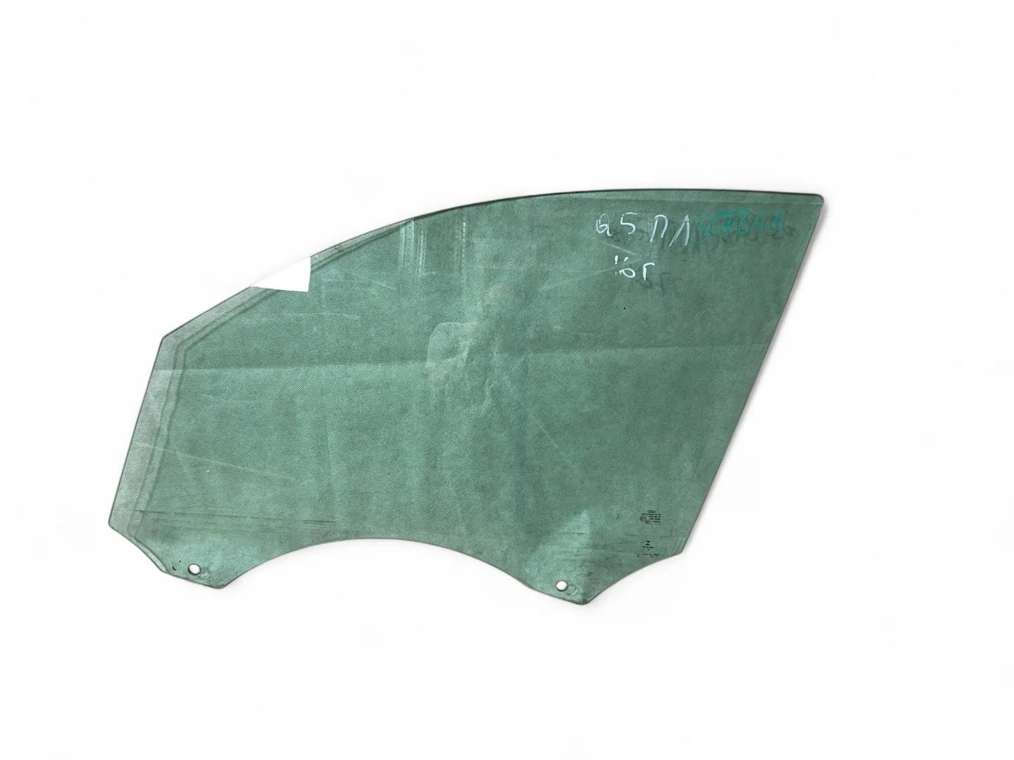 стекло двери передней левой Audi Q5  2010