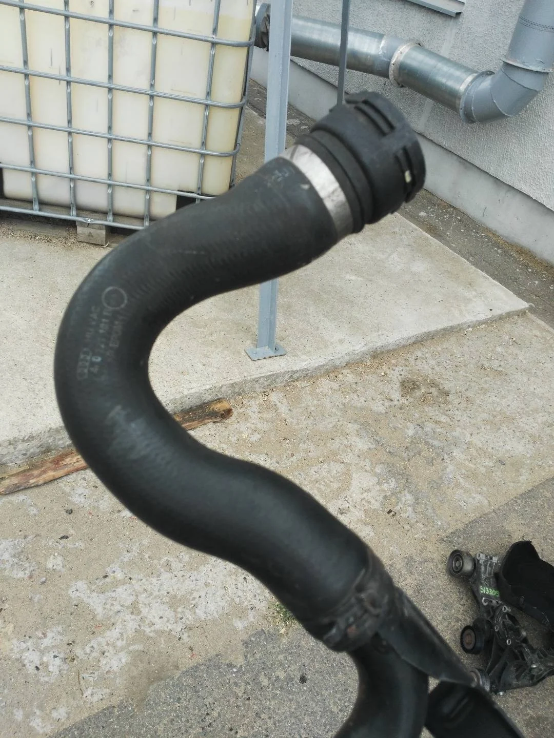 трубка охлаждающей жидкости металлическая Audi A6  2006