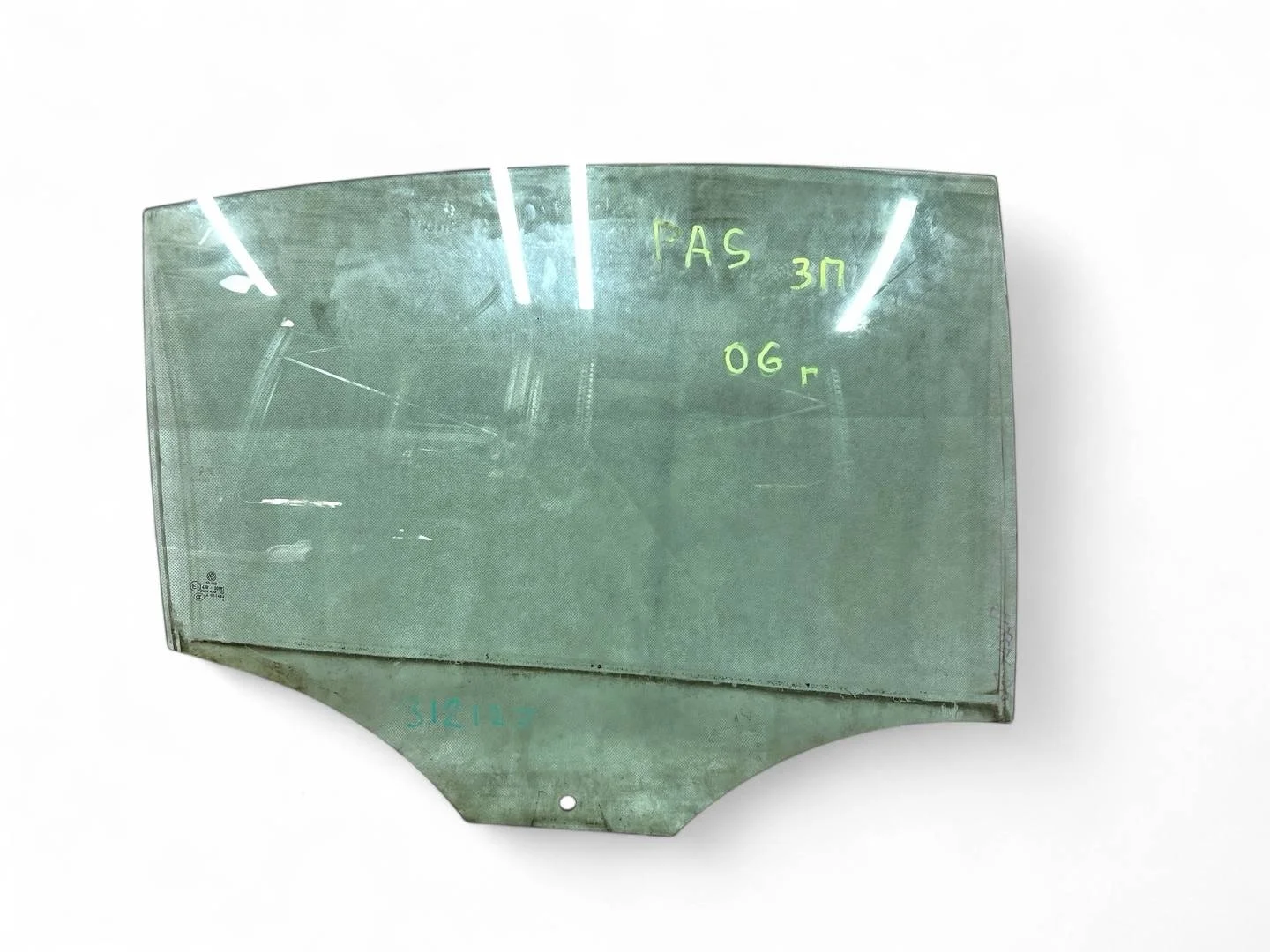 стекло двери задней правой Volkswagen Passat B6  2008