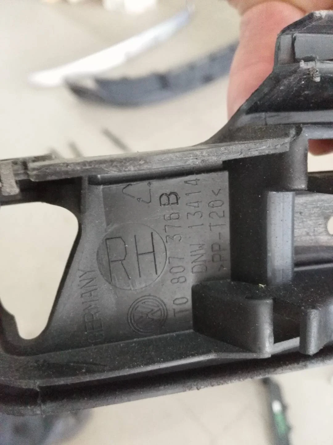 крепление переднего бампера правое Volkswagen Touran  2006