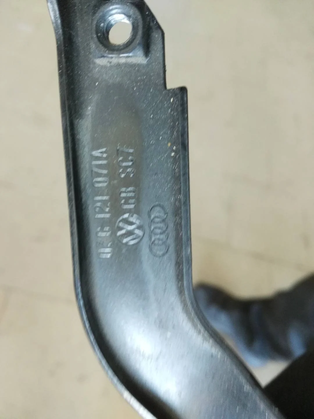 трубка вакуумная Audi A4  2006