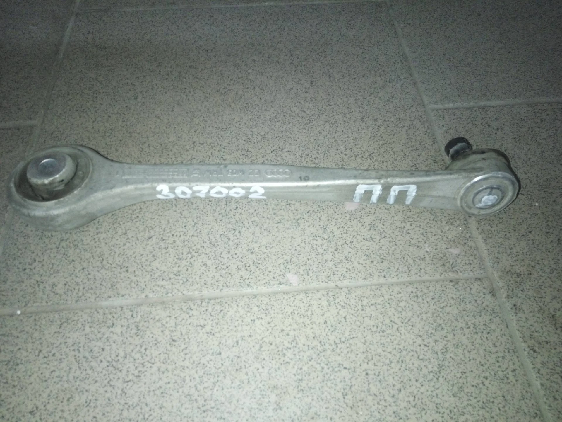 рычаг передний правый Audi A4  2009