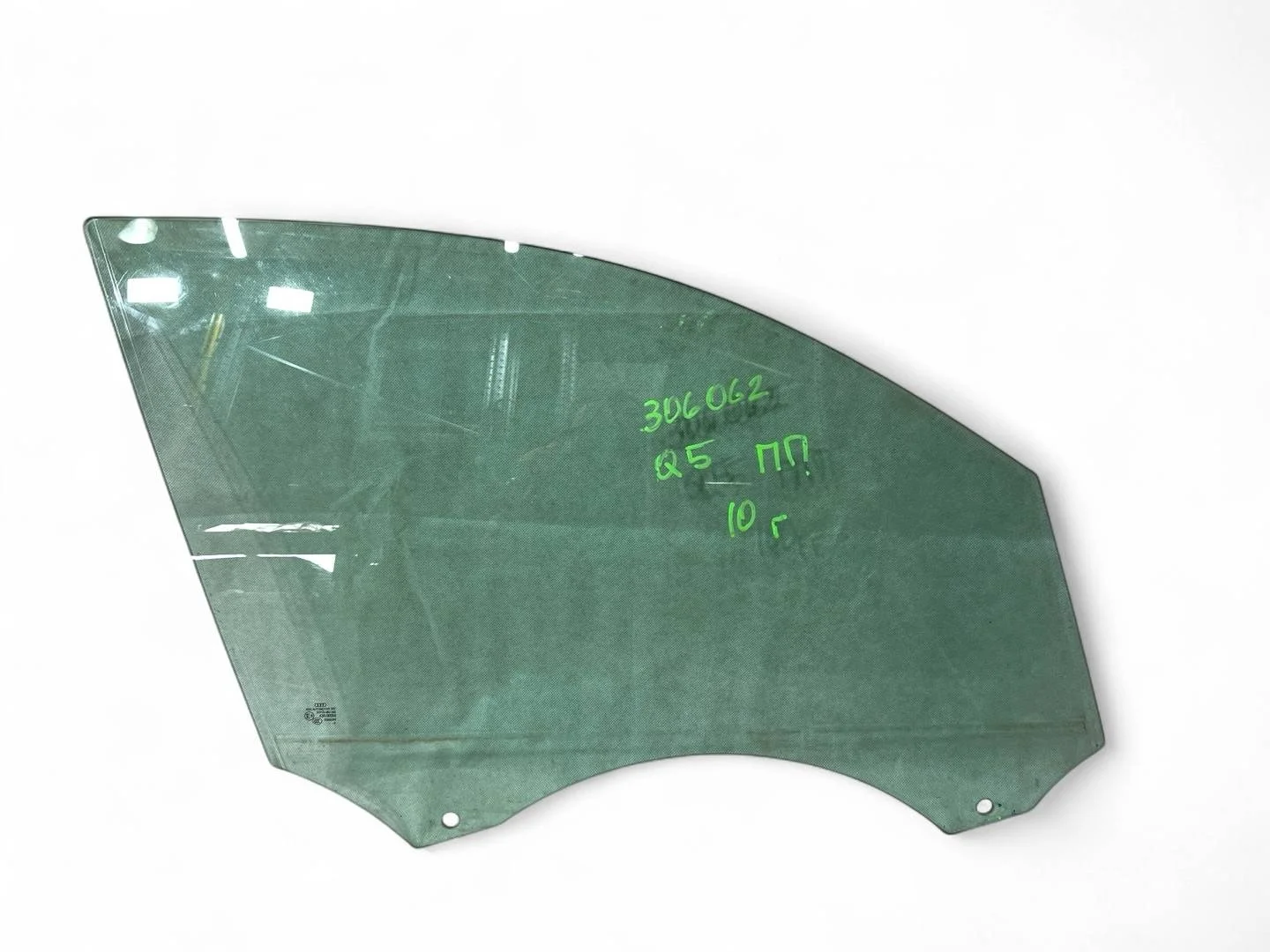 стекло двери передней правой Audi Q5  2010