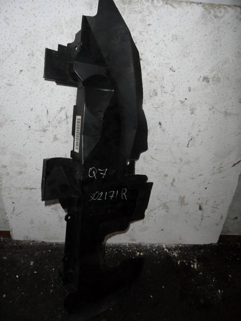 воздуховод (дефлектор) радиатора правый Audi Q7  2013