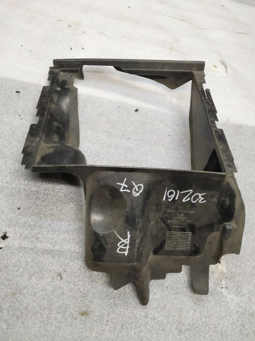 воздуховод интеркулера правого Audi Q7  2013