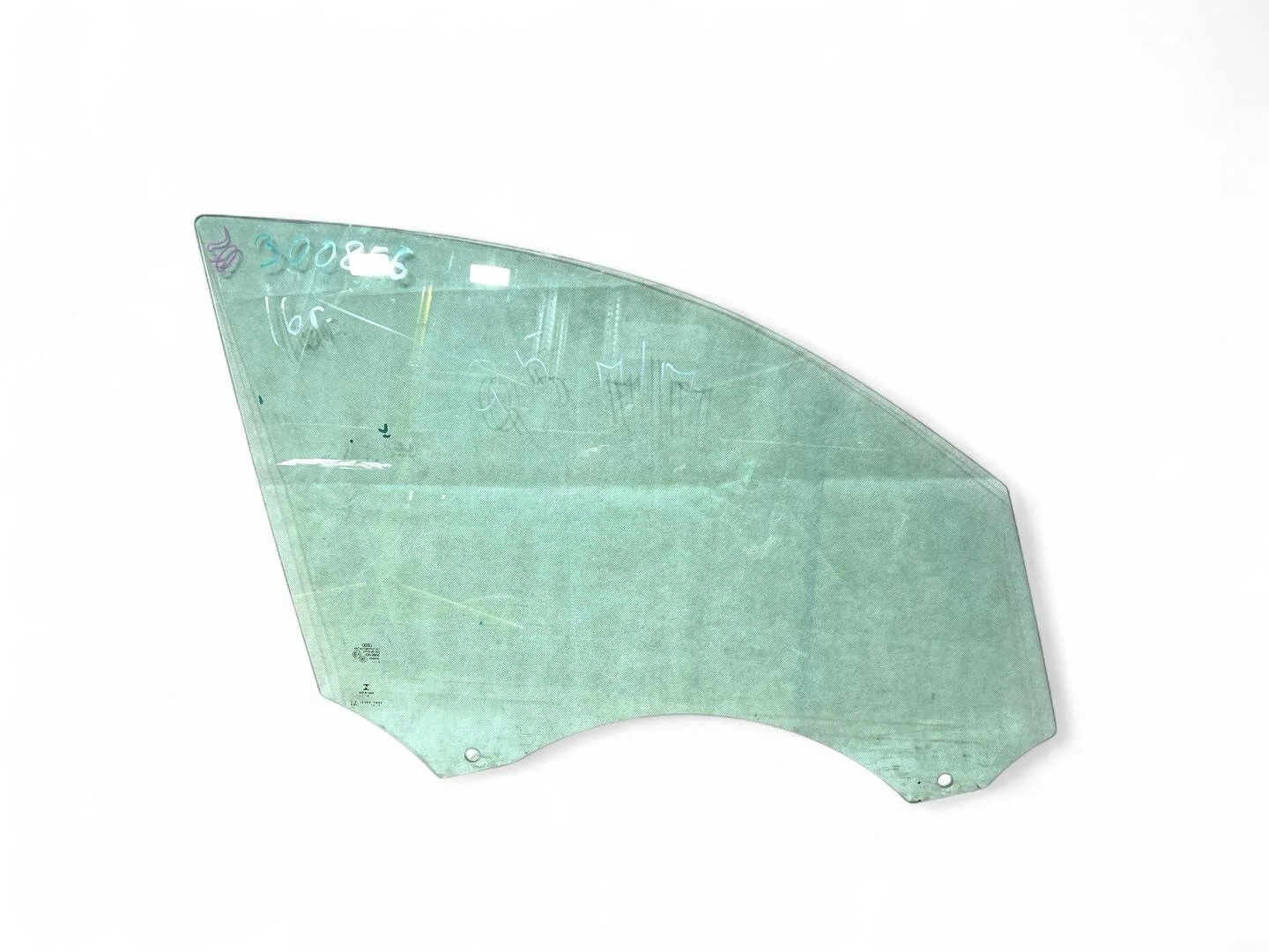 стекло двери передней правой Audi Q5  2010