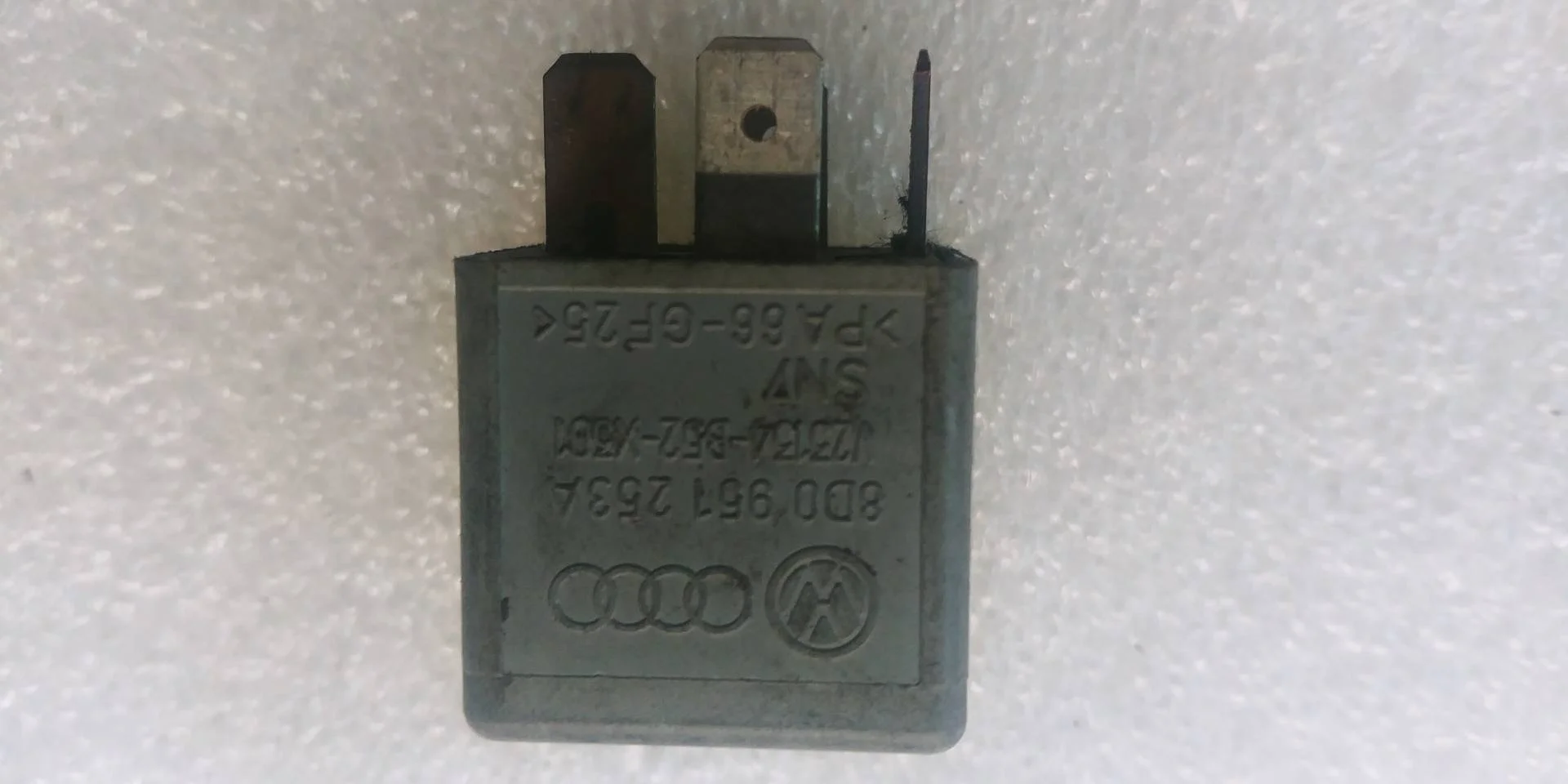 реле электровентилятора Audi Q7  2008