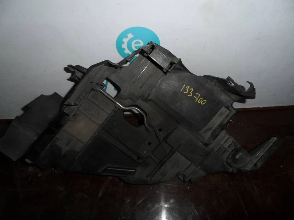 крепление фары (кронштейн фары) левой Volkswagen Touareg  2006