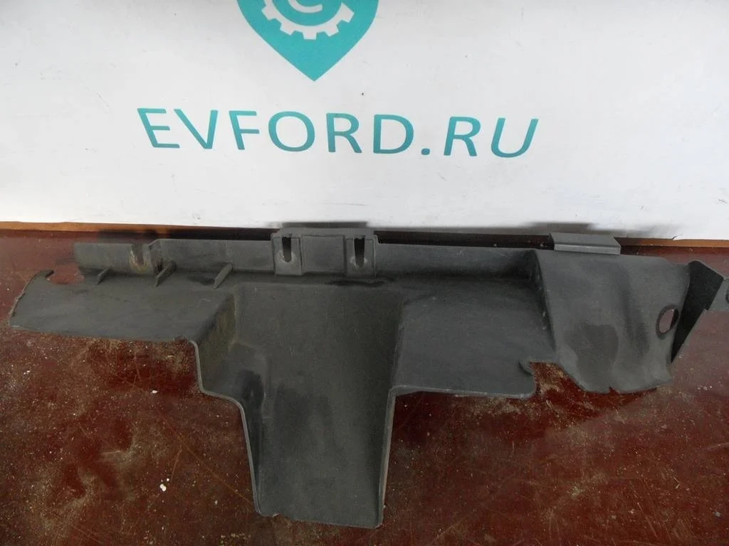 воздуховод (дефлектор) радиатора левый Volkswagen Touareg  2006